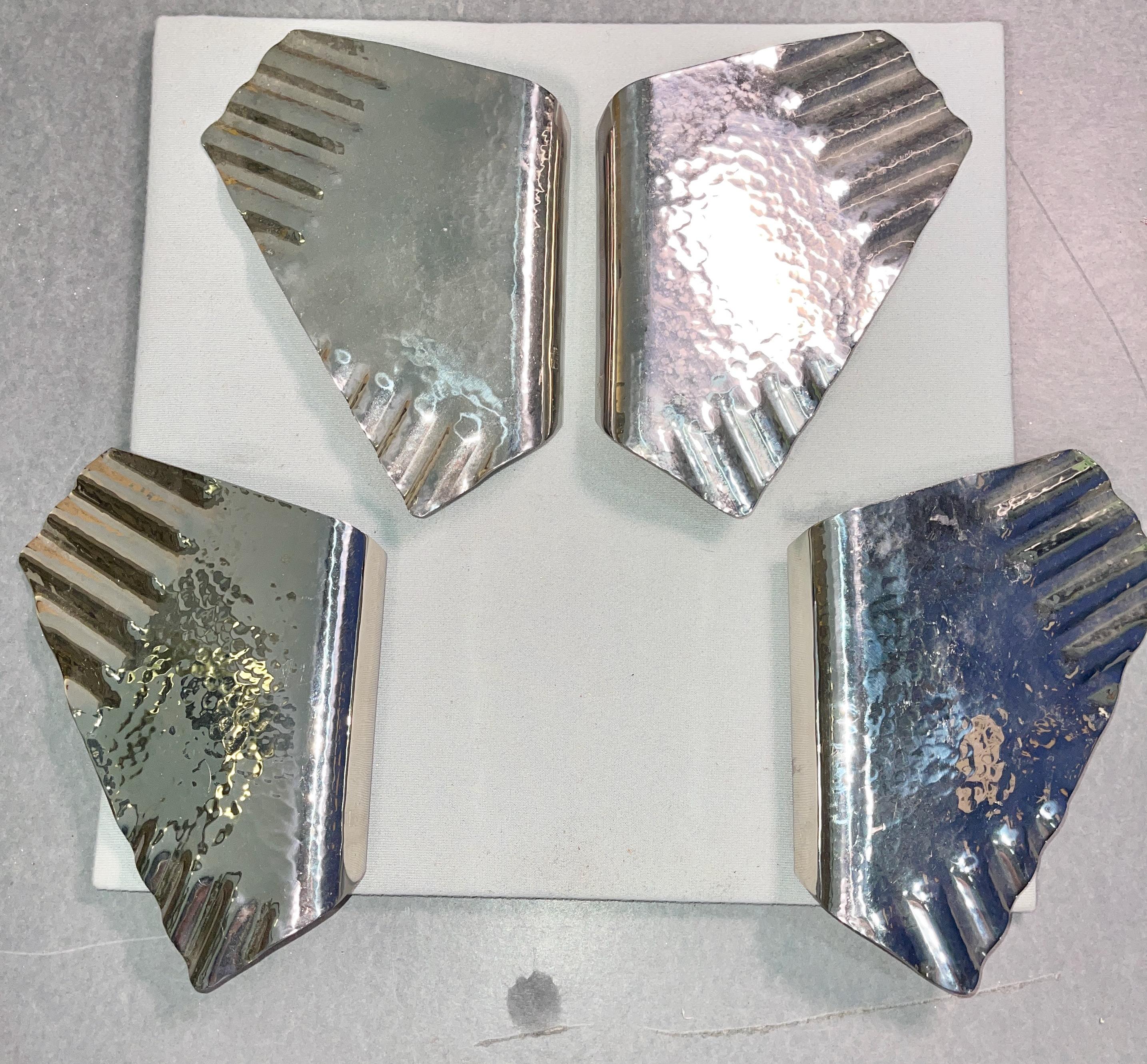 Paif de tirettes de porte italiennes vintage en aluminium martelé. New Old Stock.
Nous avons deux paires disponibles.
Prix par paire (gauche et droite).