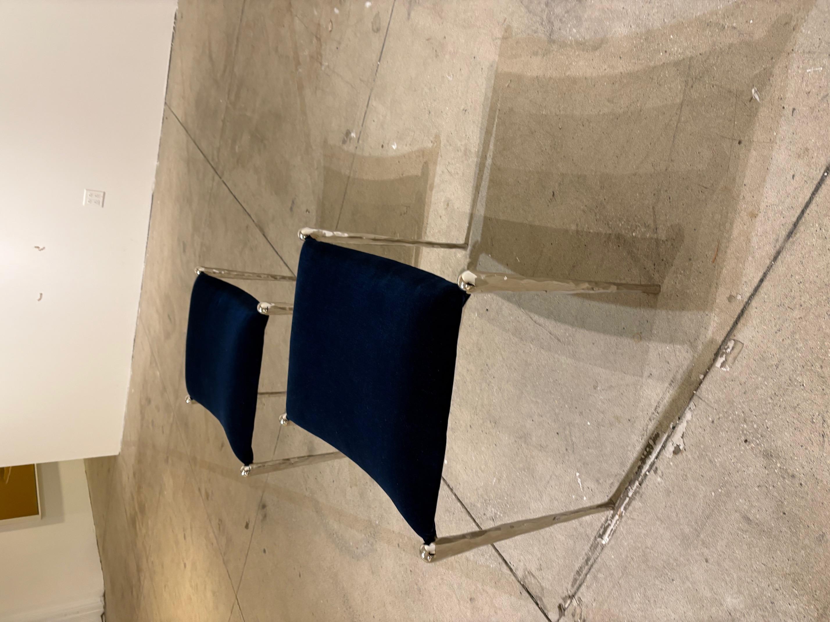 Coppia di panche in ferro martellato e lucidato con tappezzeria blu cobalto in vendita 5