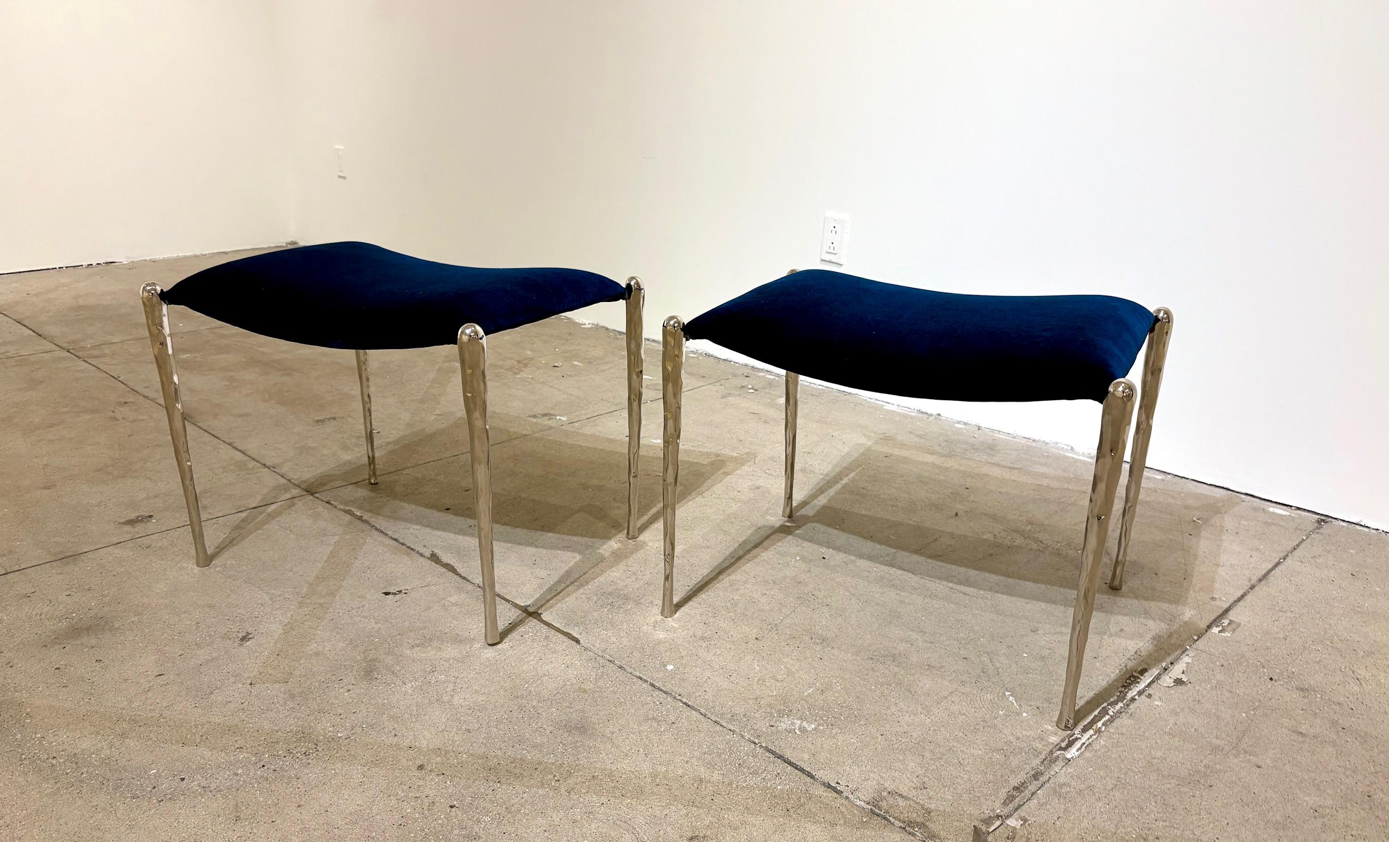 Coppia di panche in ferro martellato e lucidato con tappezzeria blu cobalto In condizioni buone in vendita a Montreal, QC