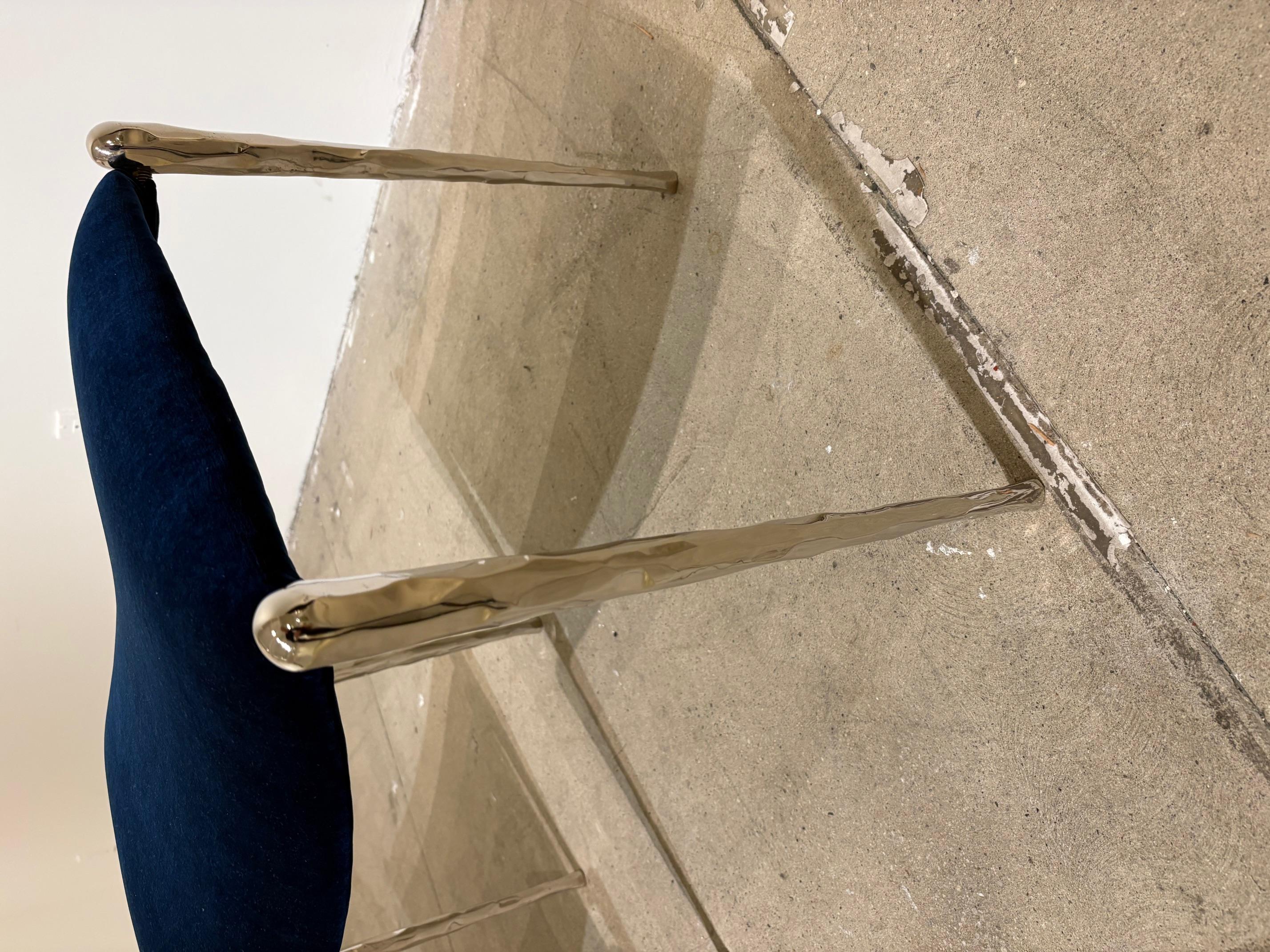 Coppia di panche in ferro martellato e lucidato con tappezzeria blu cobalto in vendita 2