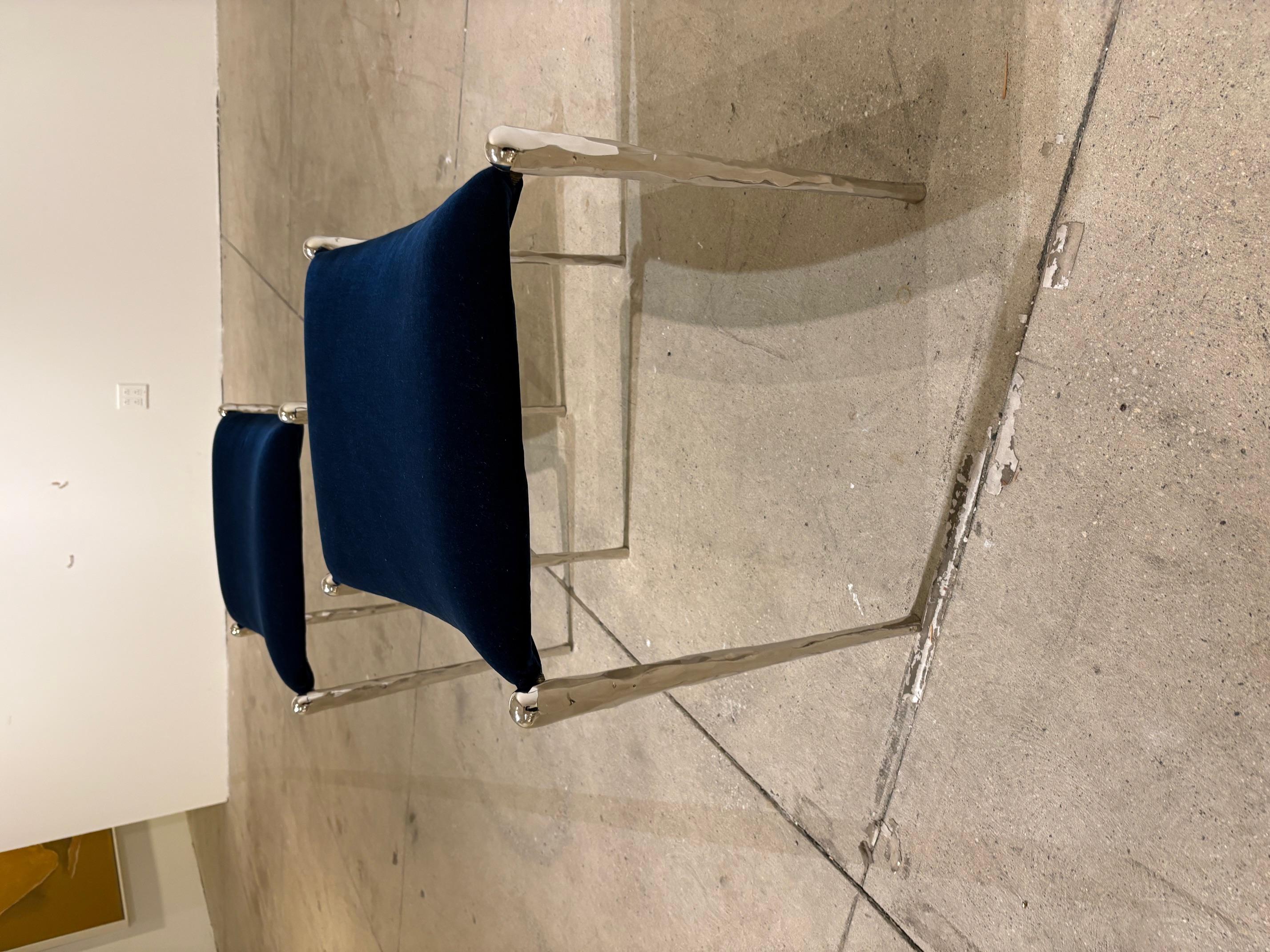 Coppia di panche in ferro martellato e lucidato con tappezzeria blu cobalto in vendita 4