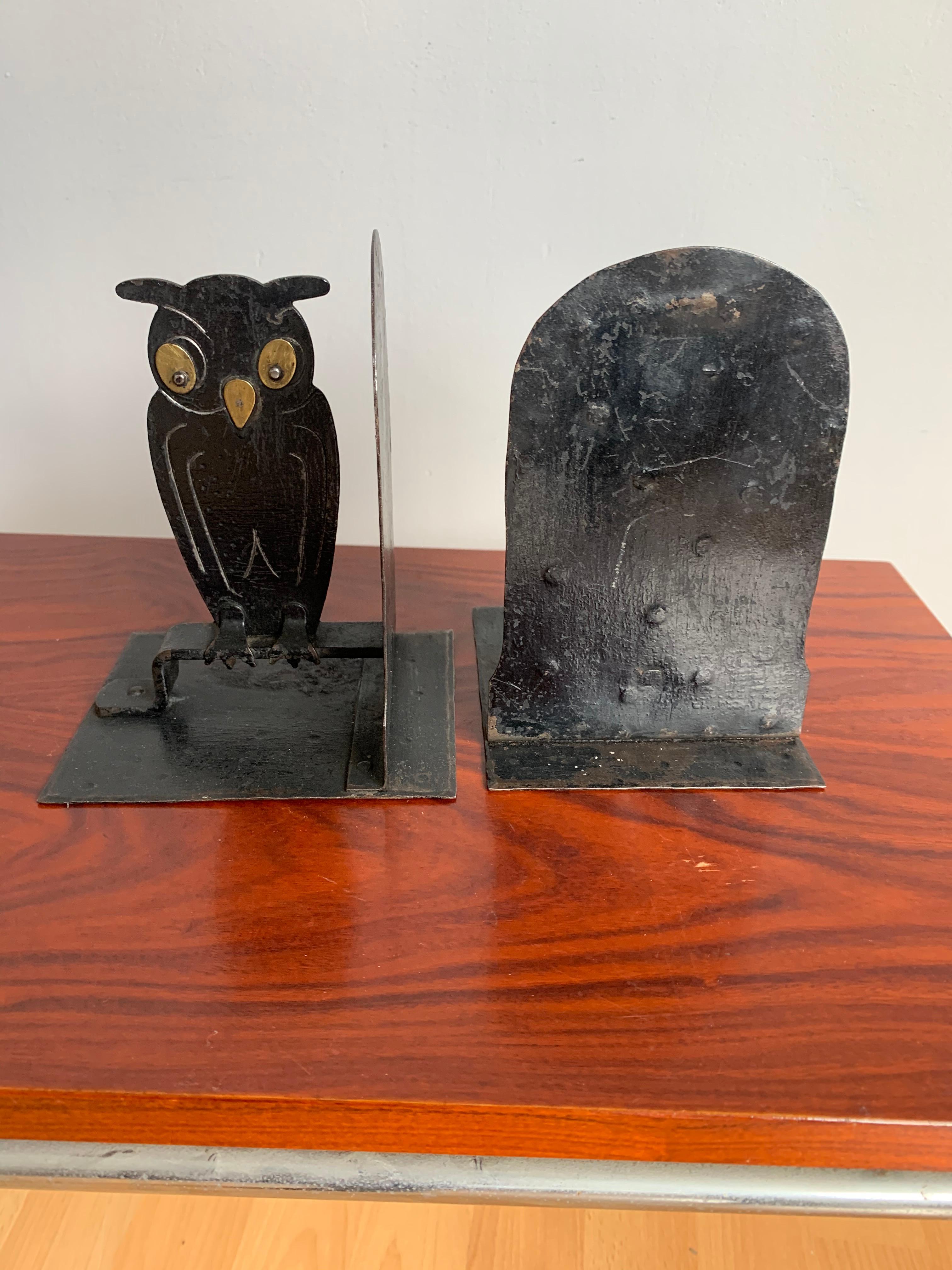 Pareja de sujetalibros Búho de metal martillado Arts & Crafts ennegrecido de Goberg, Hugo Berger Artes y manualidades en venta