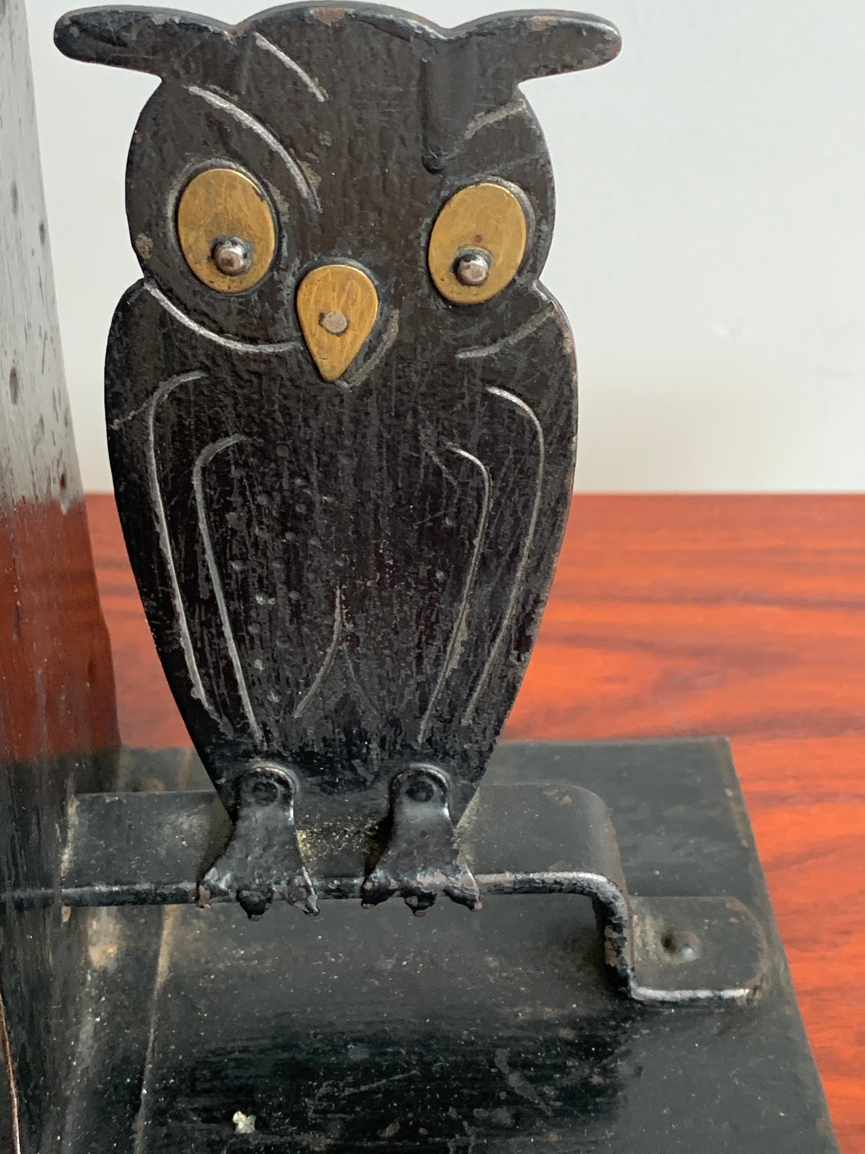 Pareja de sujetalibros Búho de metal martillado Arts & Crafts ennegrecido de Goberg, Hugo Berger Alemán en venta