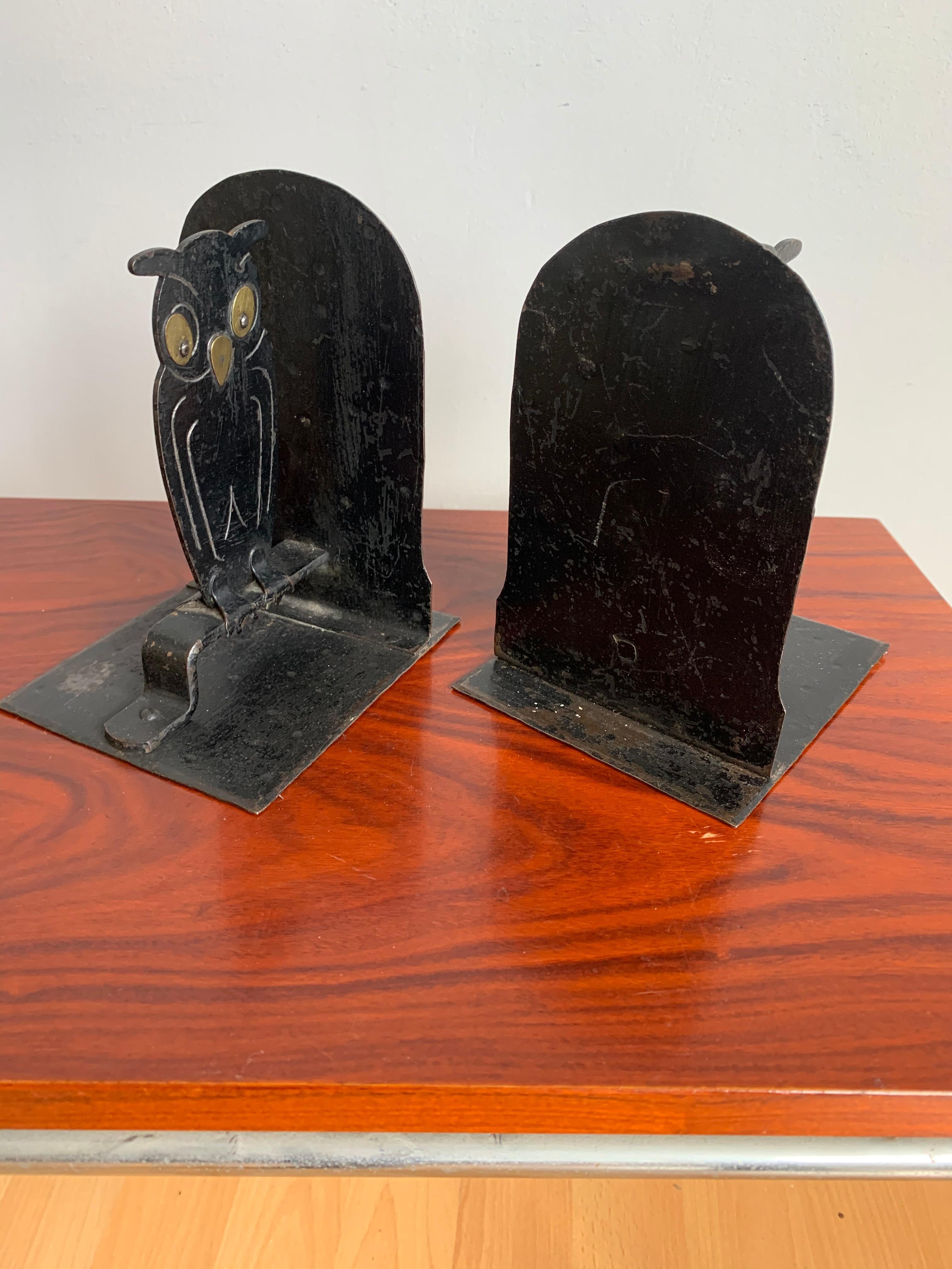 Pair of Hammered Arts & Crafts Blacked Metal Owl Bookends by Goberg, Hugo Berger In Good Condition For Sale In Lisse, NL