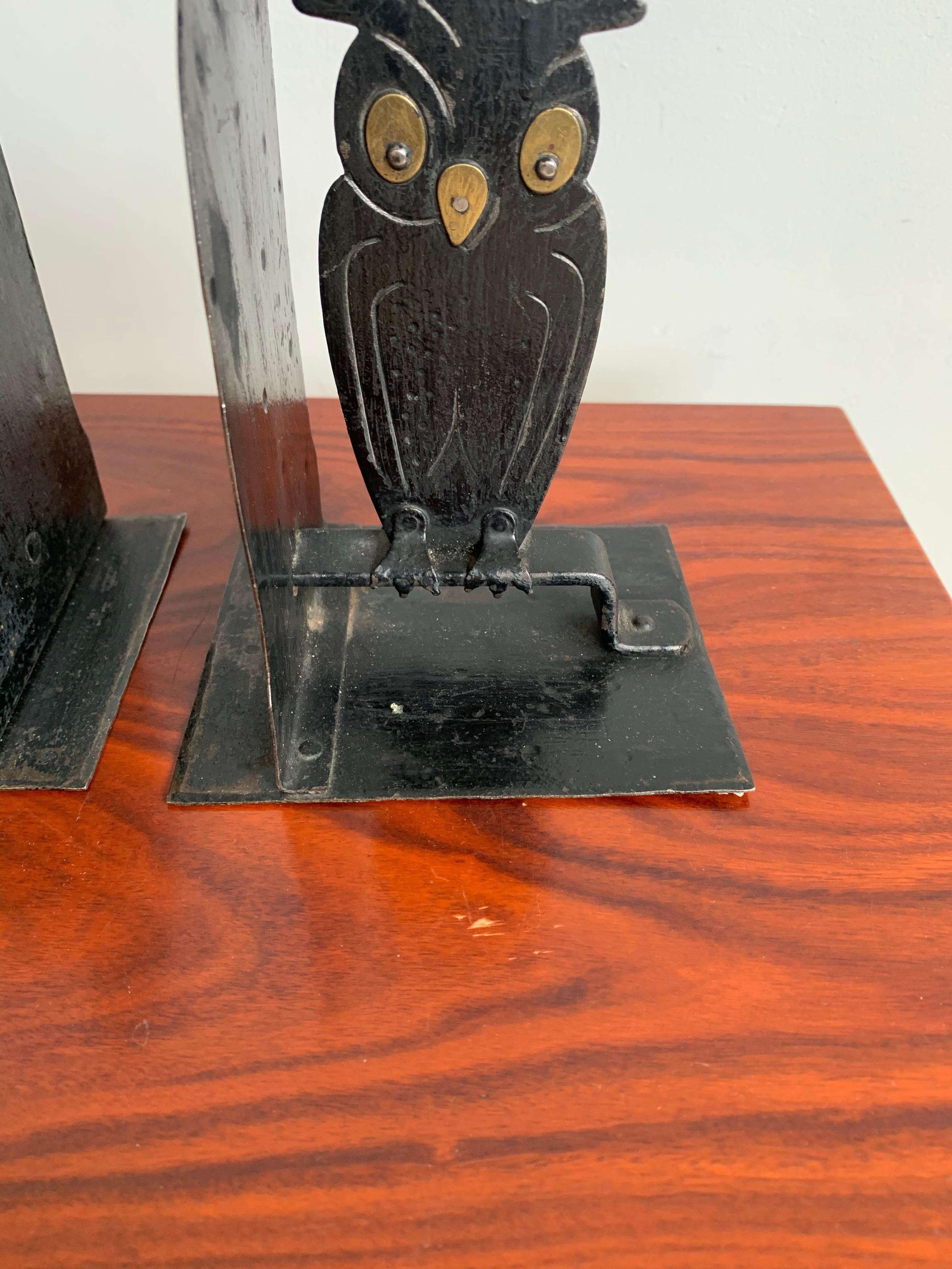 20th Century Pair of Hammered Arts & Crafts Blacked Metal Owl Bookends by Goberg, Hugo Berger For Sale