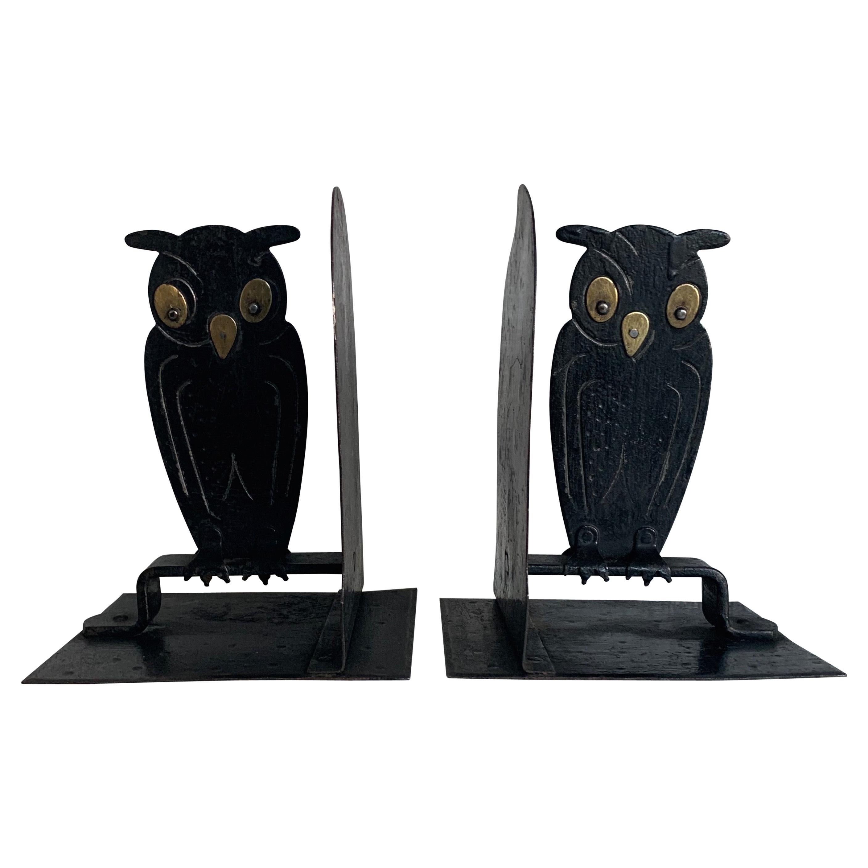Pair of Hammered Arts & Crafts Blacked Metal Owl Bookends by Goberg, Hugo Berger For Sale