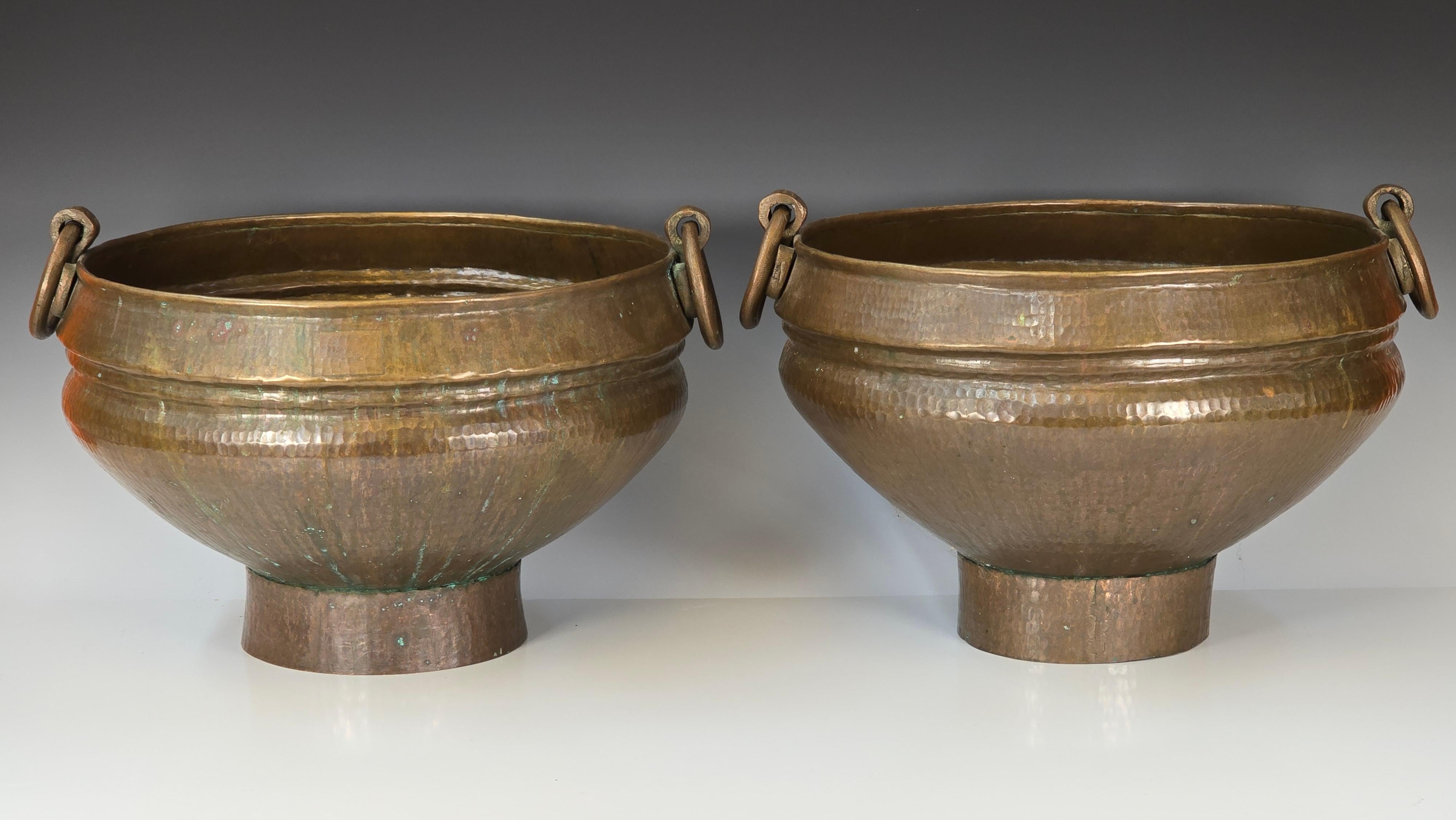 Coppia di vasi scultorei in ottone martellato turco con manico in bronzo che possono essere utilizzati come vasi da cache o jardineres.  Forma insolita e quasi moderna rispetto alla maggior parte dei modelli.   