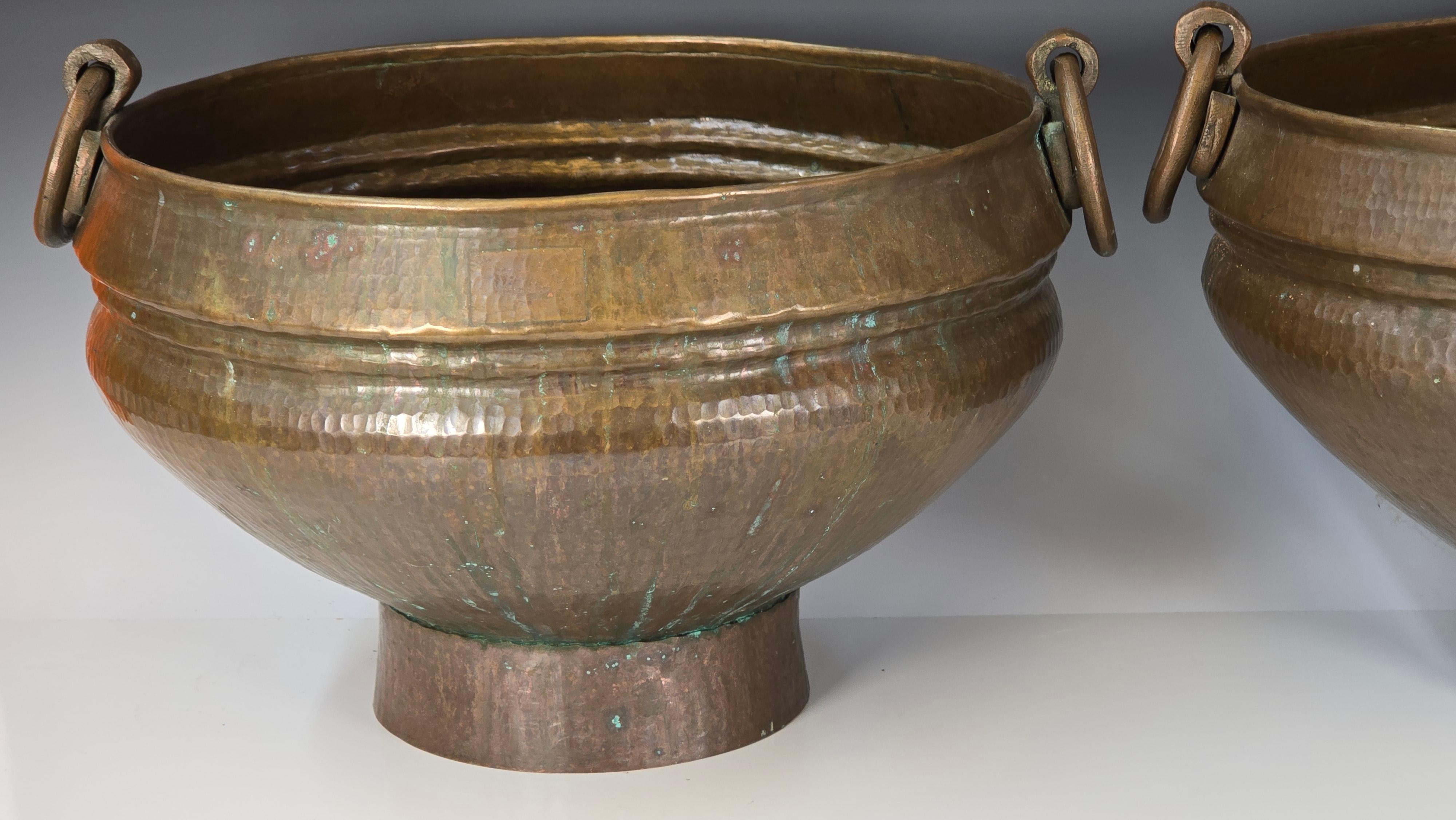 Turco Coppia di cache pot o jardinere in ottone martellato in vendita