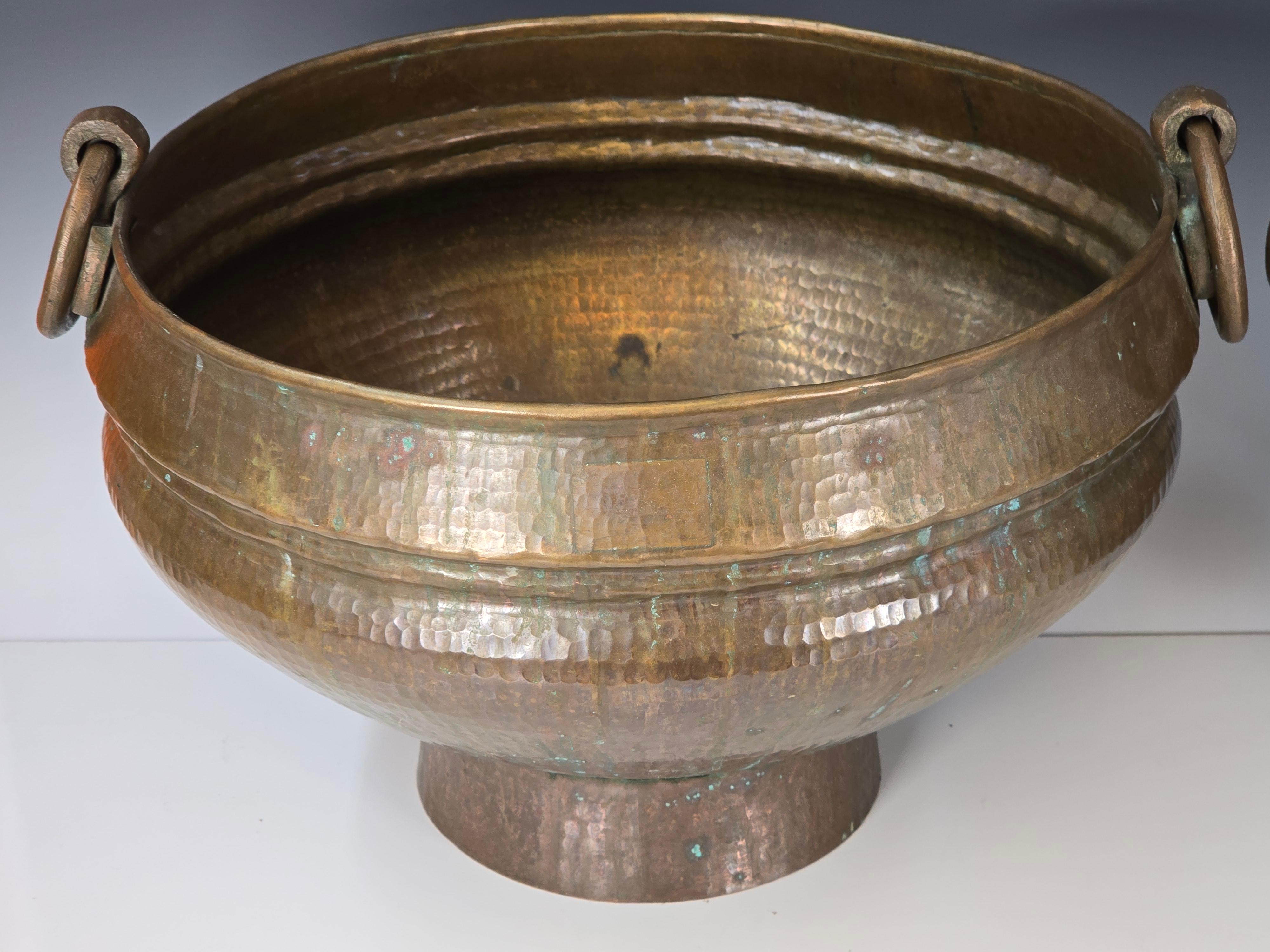 Martellato Coppia di cache pot o jardinere in ottone martellato in vendita