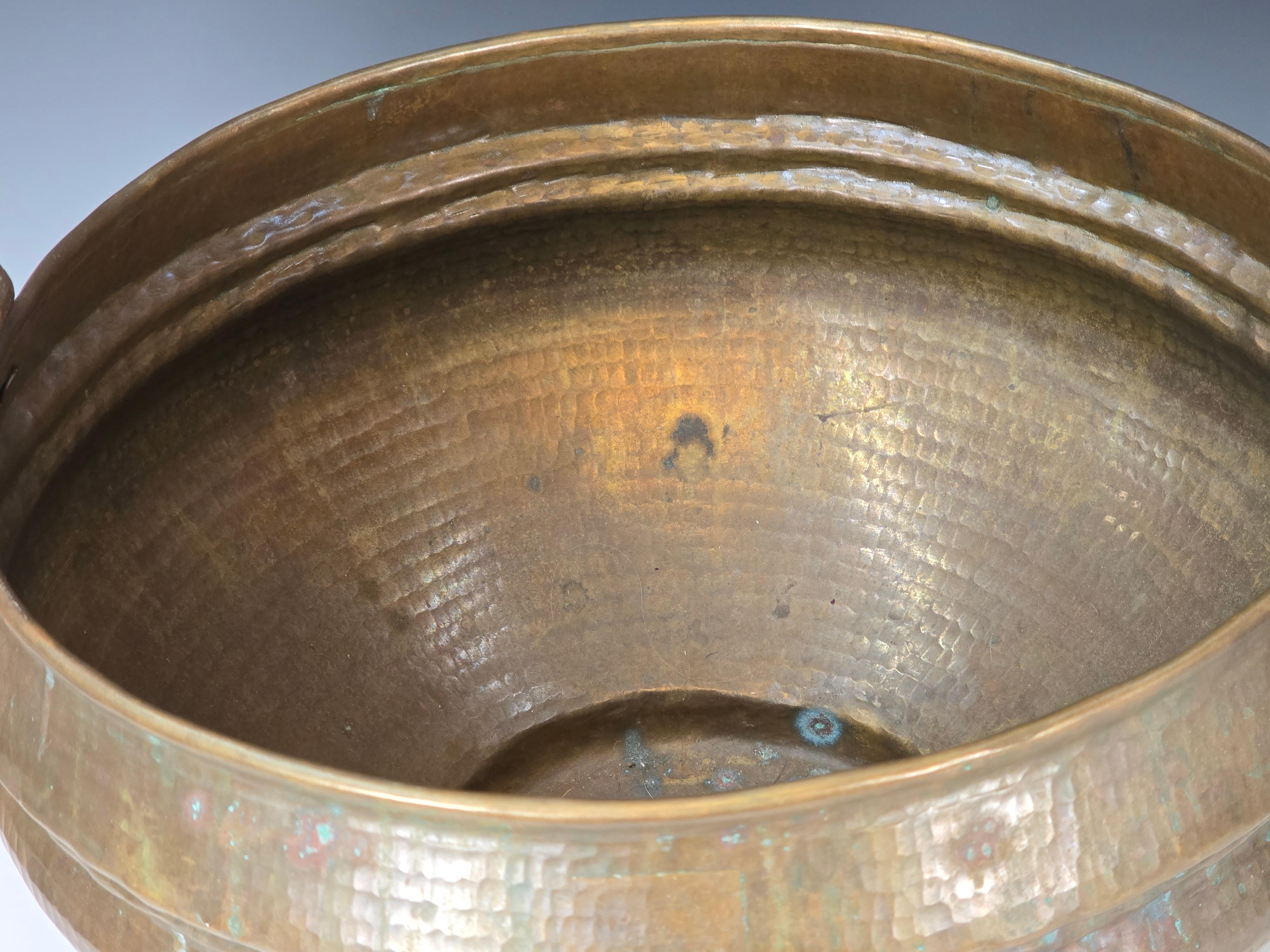 Coppia di cache pot o jardinere in ottone martellato In condizioni buone in vendita a Kilmarnock, VA
