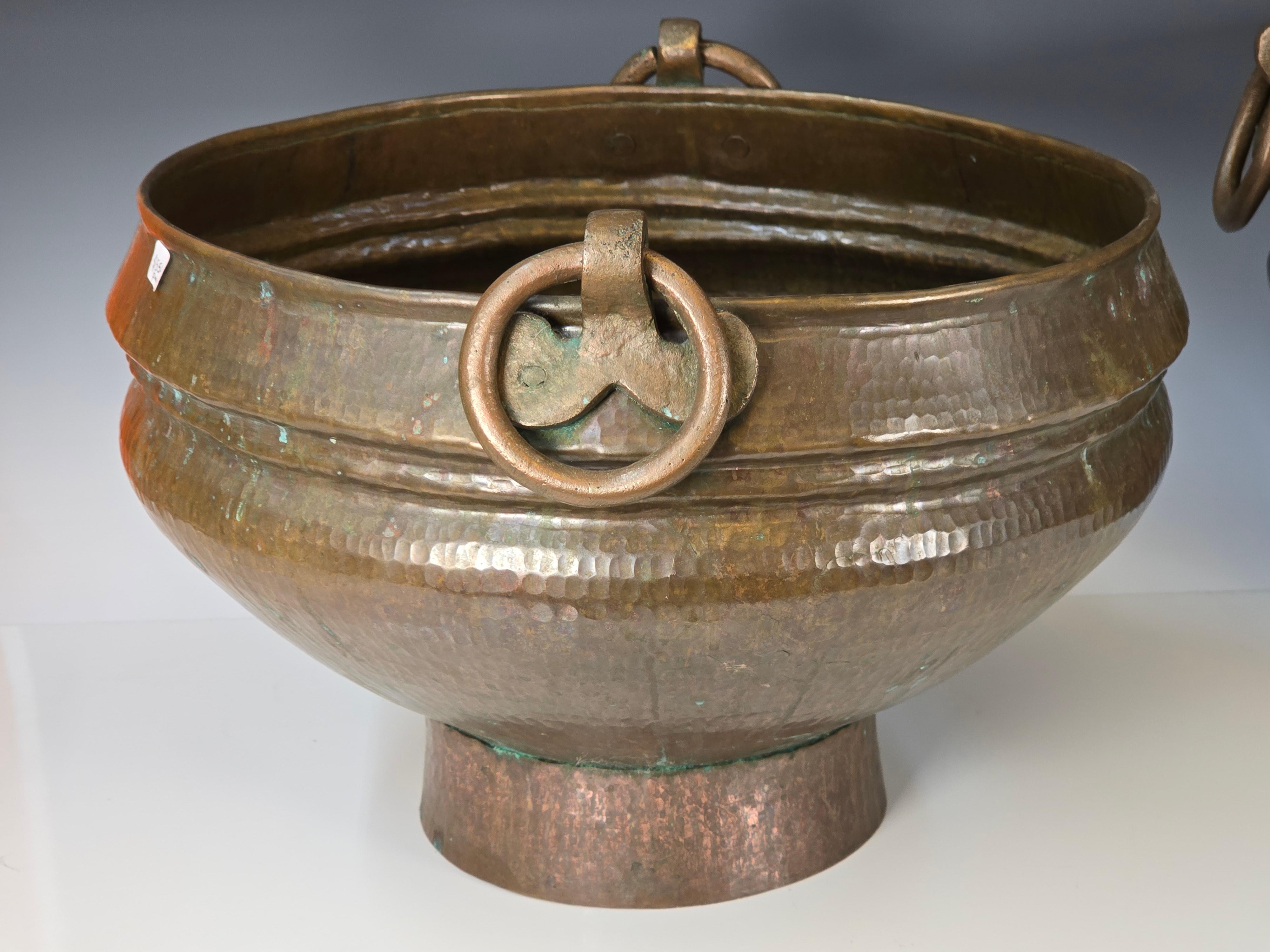 Metà XX secolo Coppia di cache pot o jardinere in ottone martellato in vendita