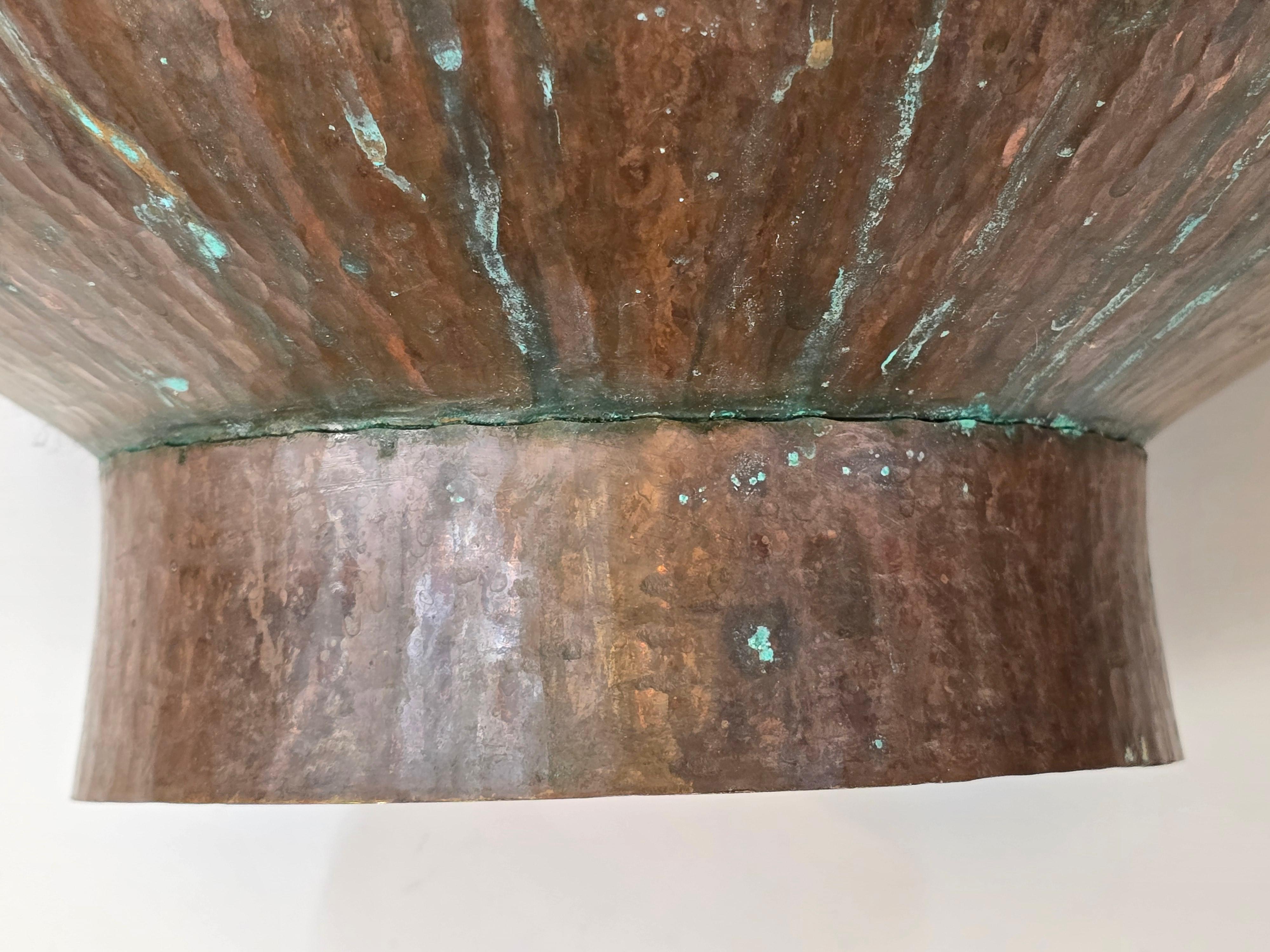 Coppia di cache pot o jardinere in ottone martellato in vendita 1