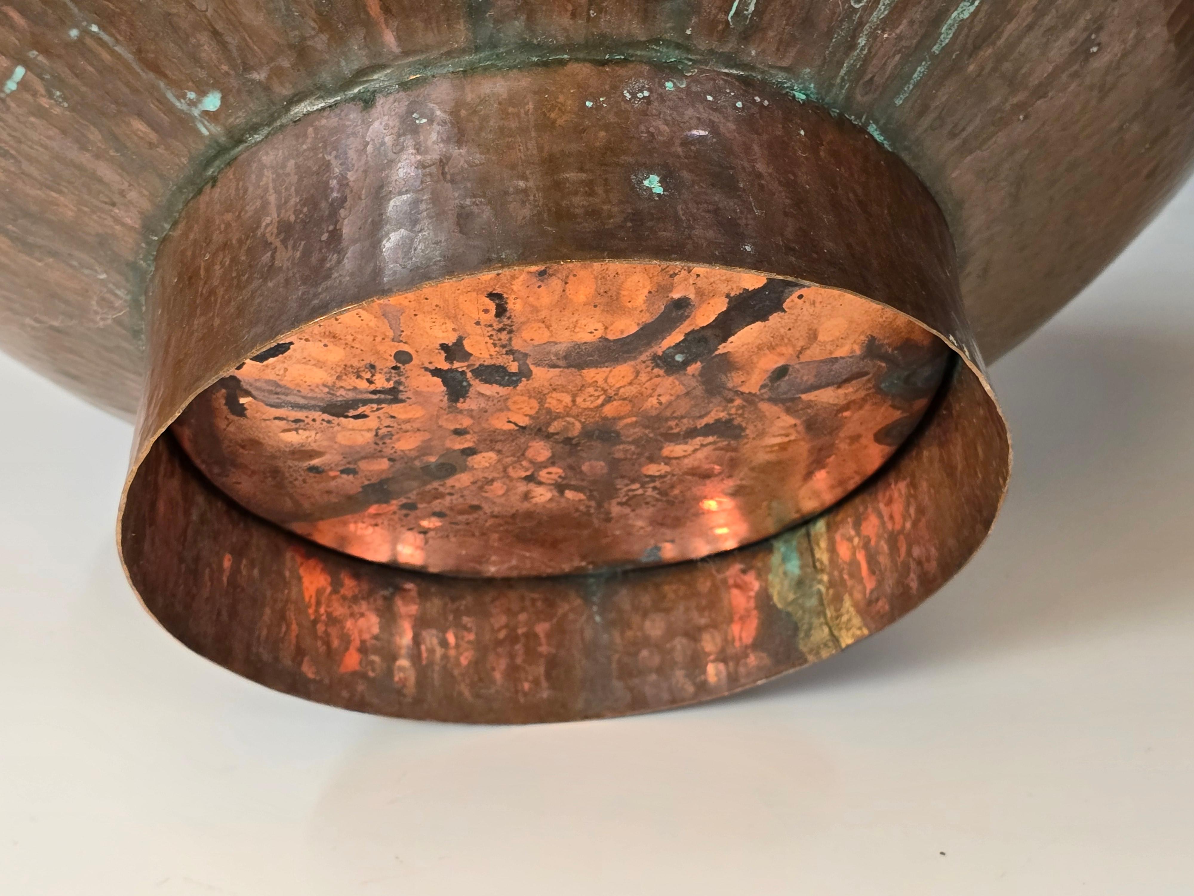 Coppia di cache pot o jardinere in ottone martellato in vendita 2