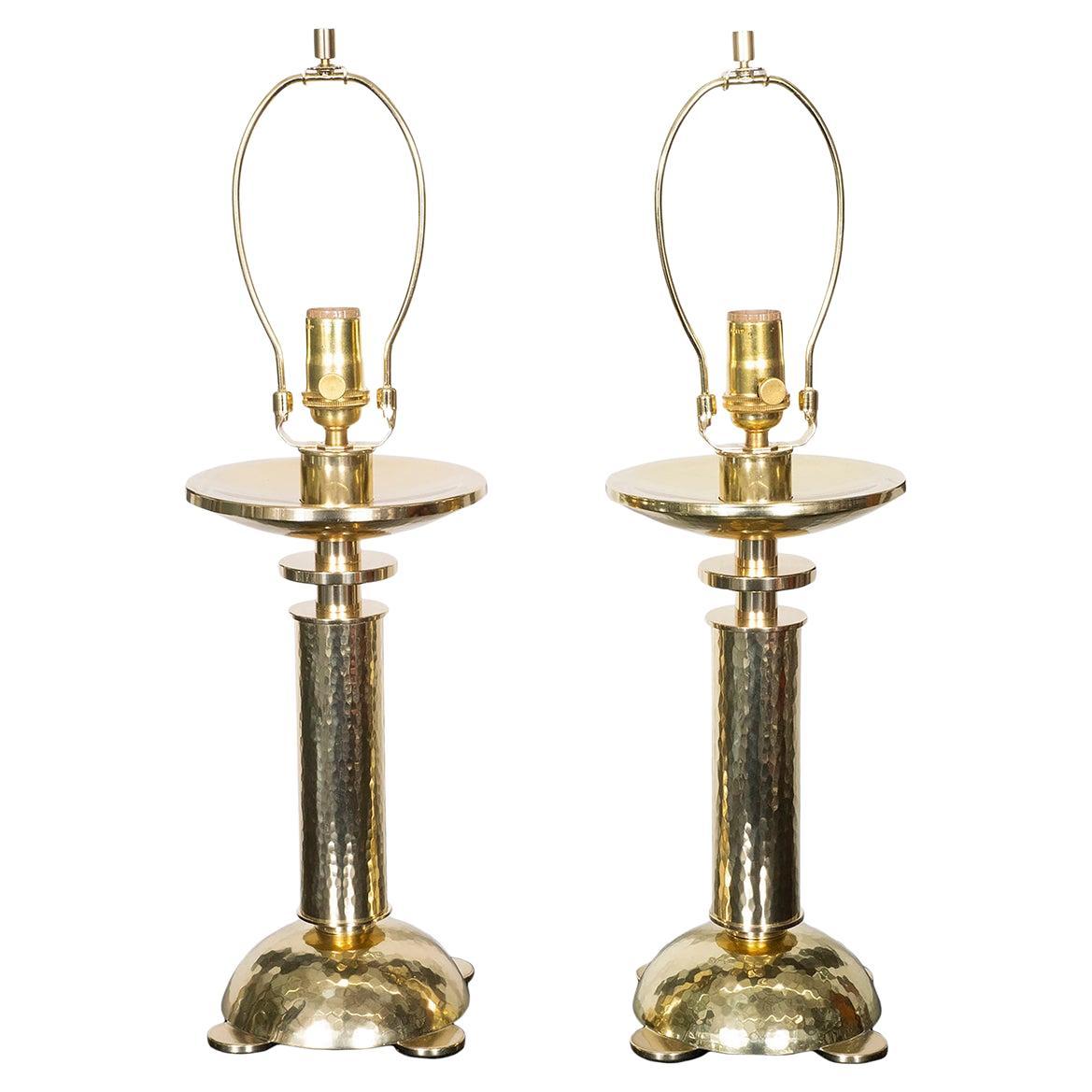 Paire de lampes de table de style "tochiere" en laiton Hammer en vente