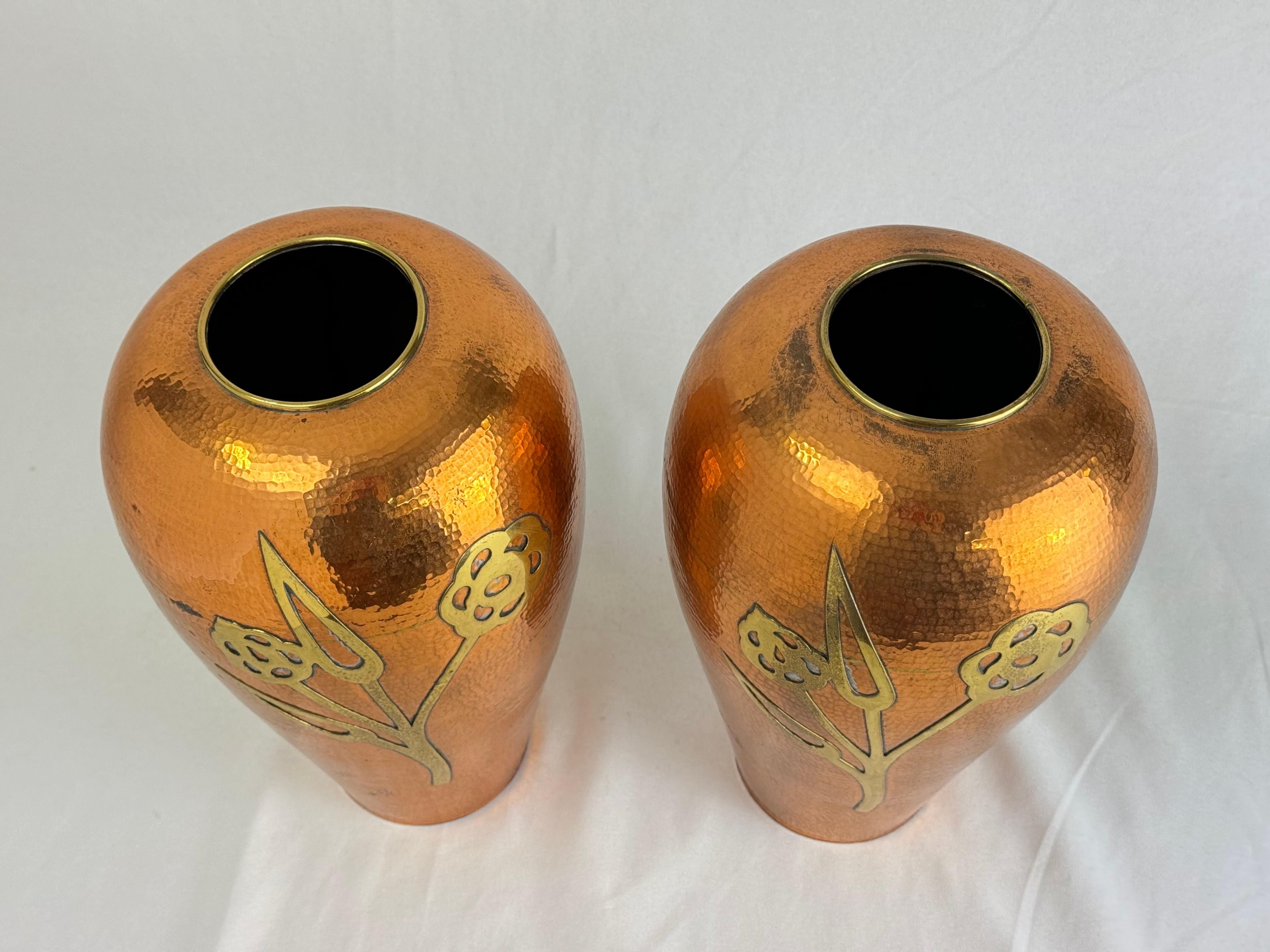 Pareja de Urnas o Bases de Lámpara de Cobre y Latón Martillados en venta 8