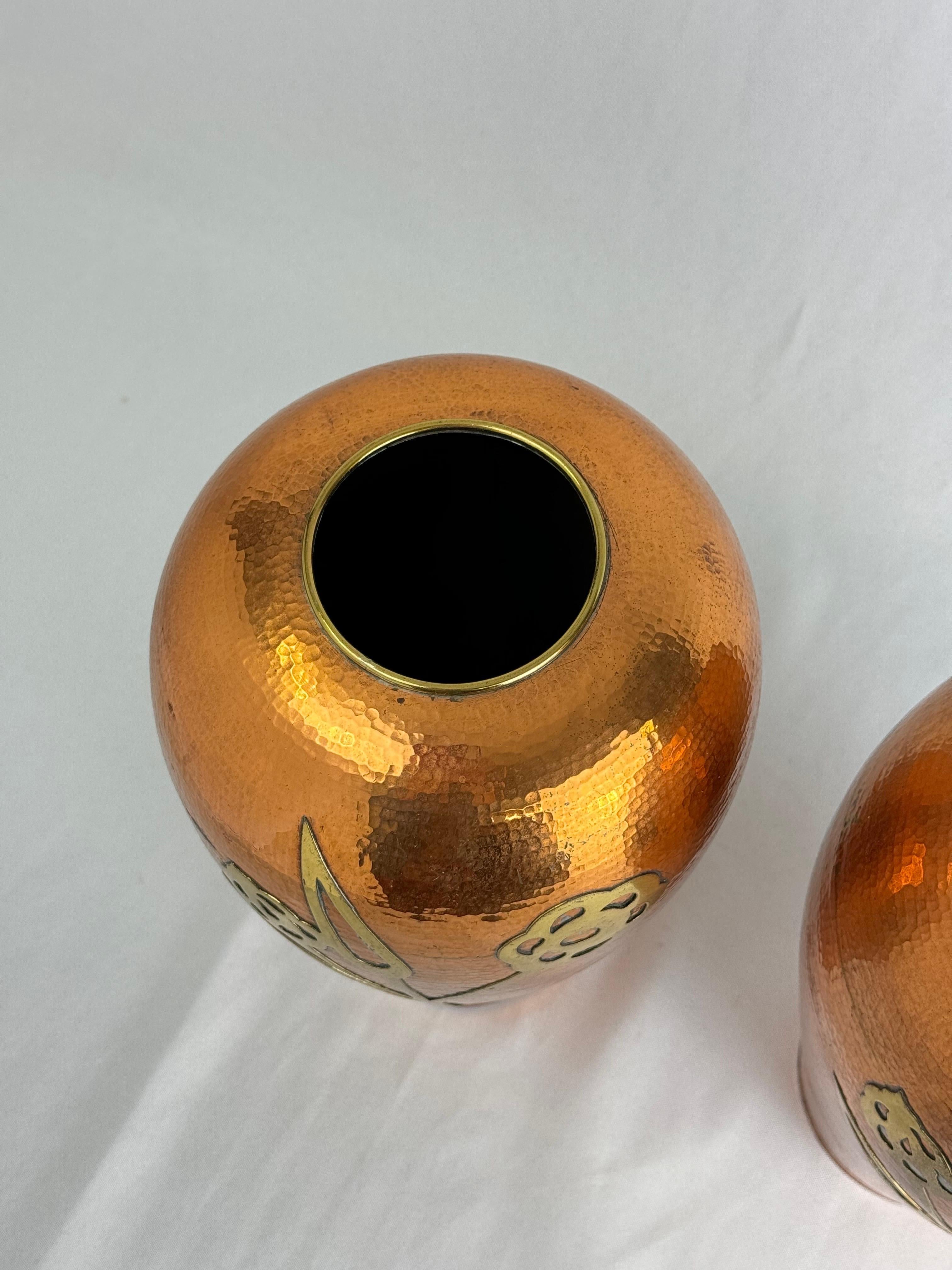 Pareja de Urnas o Bases de Lámpara de Cobre y Latón Martillados en venta 9