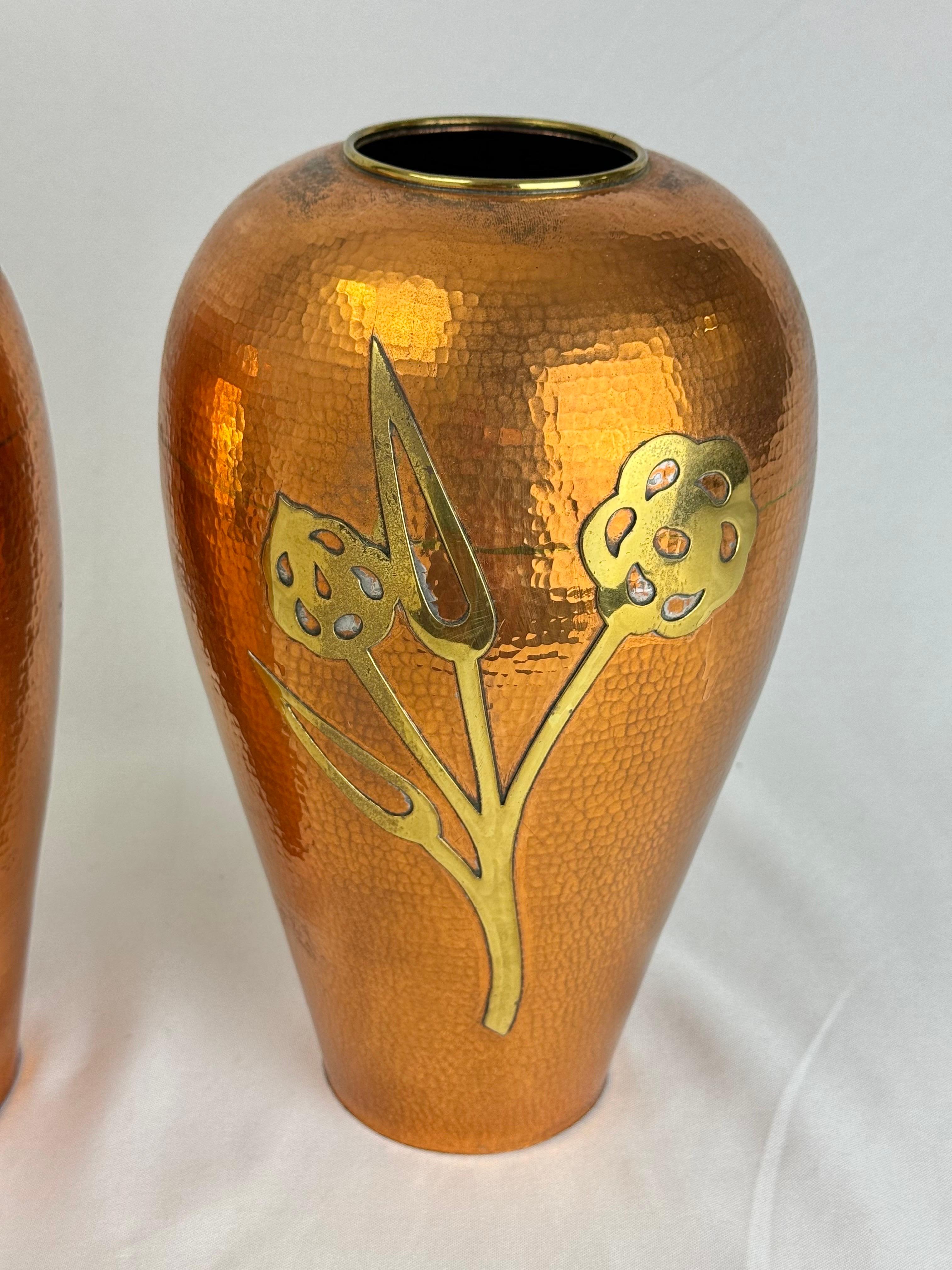 Pareja de Urnas o Bases de Lámpara de Cobre y Latón Martillados en venta 11