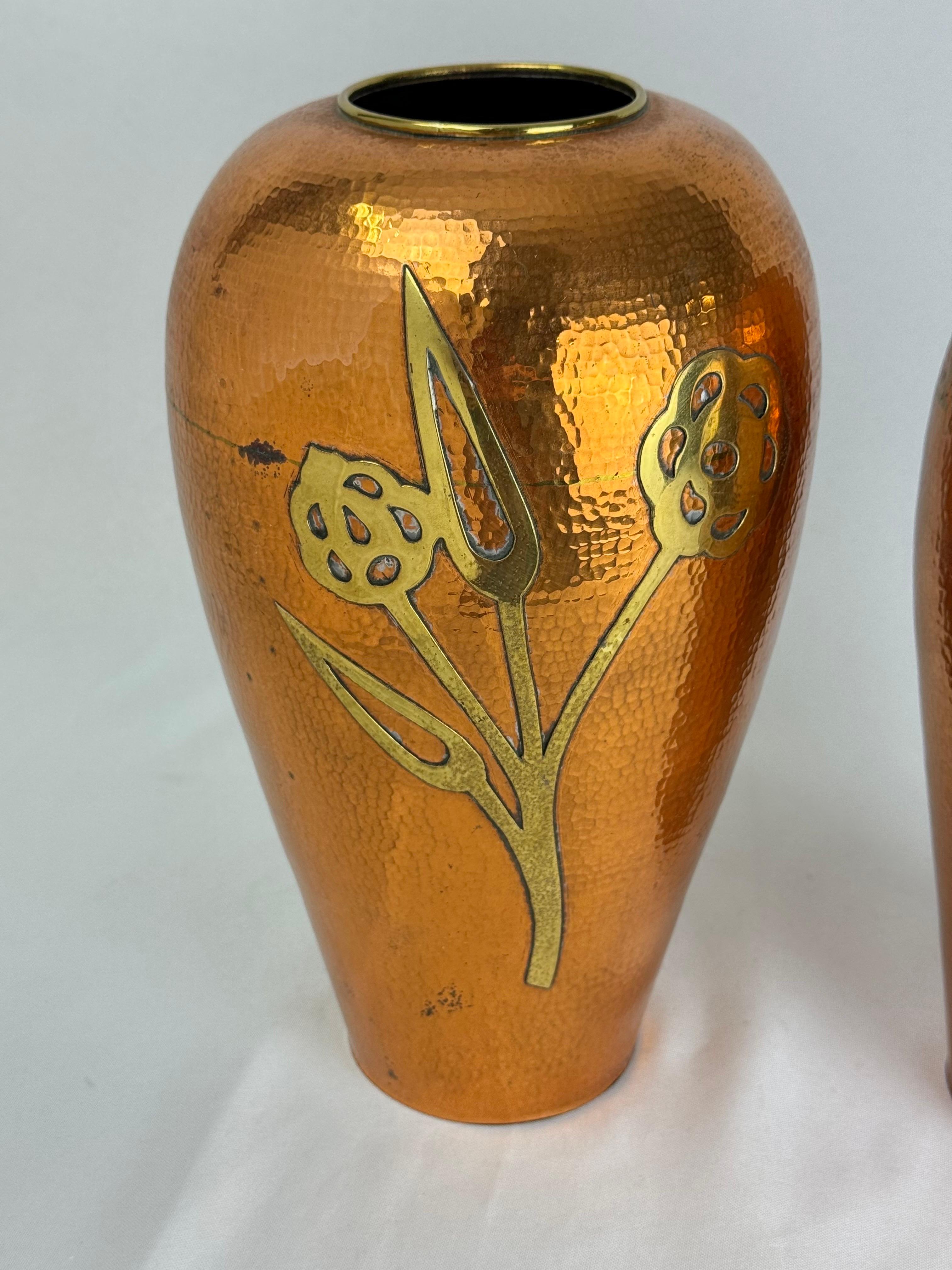 Pareja de Urnas o Bases de Lámpara de Cobre y Latón Martillados en venta 12