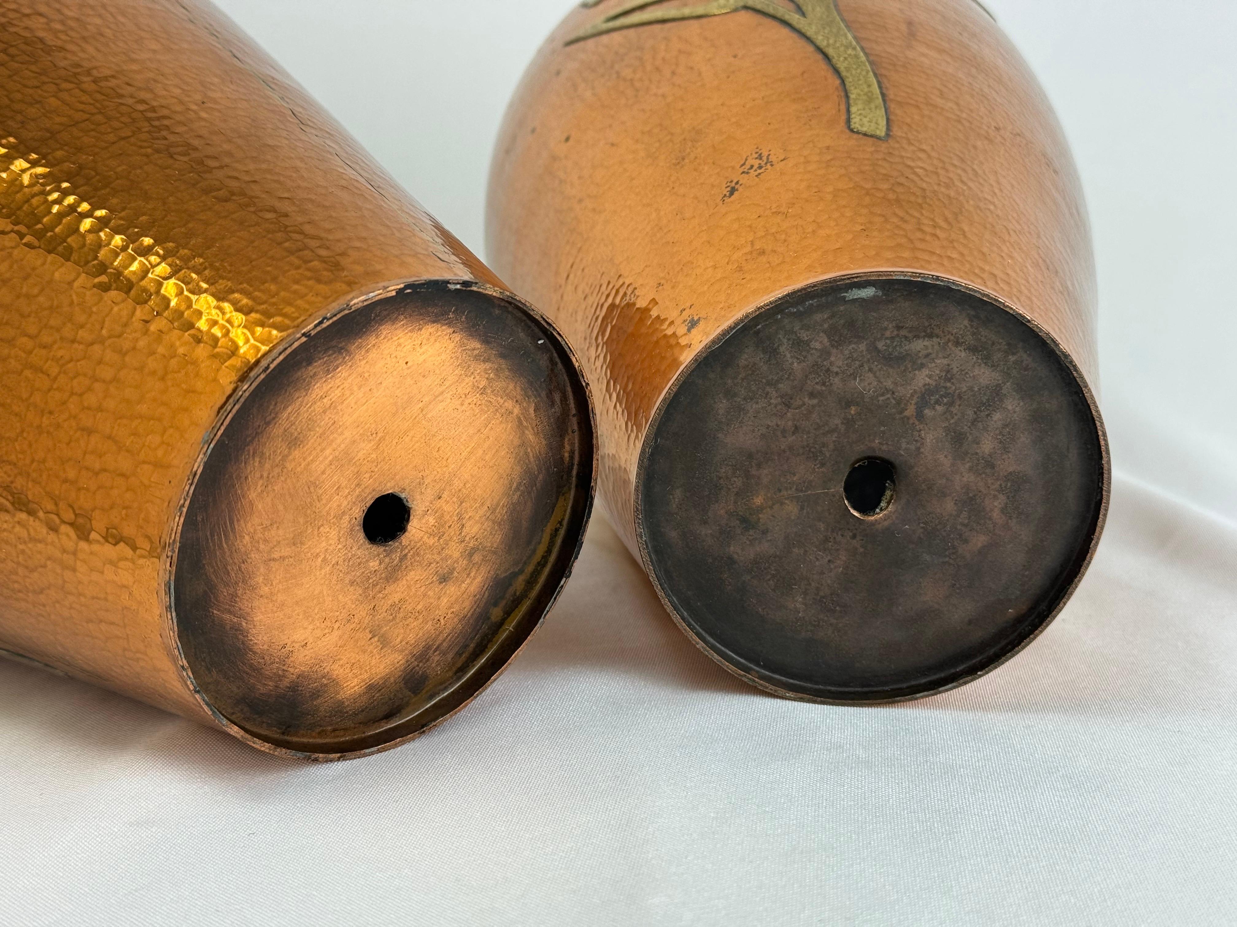 Pareja de Urnas o Bases de Lámpara de Cobre y Latón Martillados en venta 13