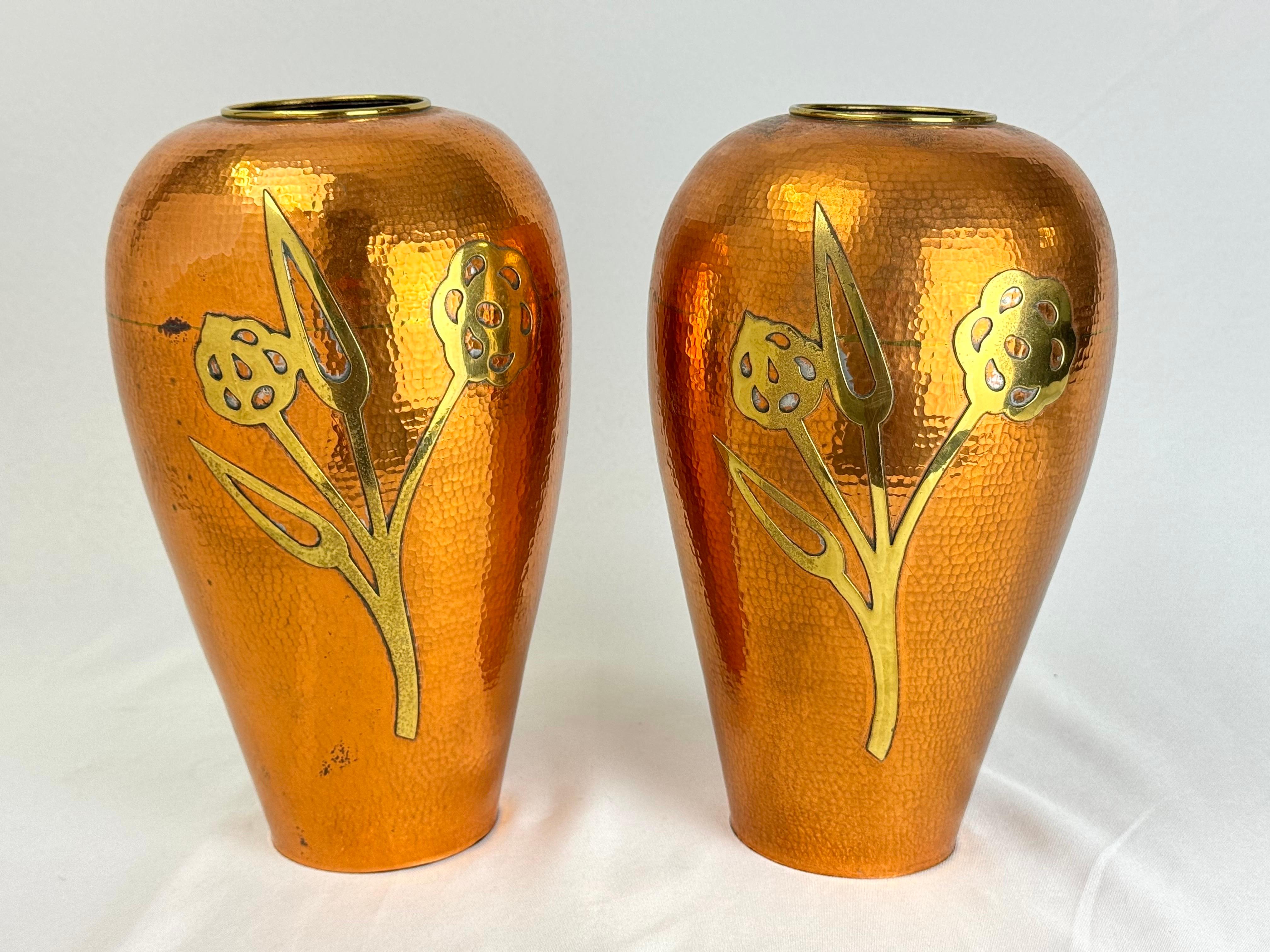Pareja de Urnas o Bases de Lámpara de Cobre y Latón Martillados. Estas bellezas podrían convertirse en lámparas, pues ya tienen agujeros taladrados en la base. Posible origen en México, pero no se ve ninguna firma. Este anuncio es para 2 urnas.
