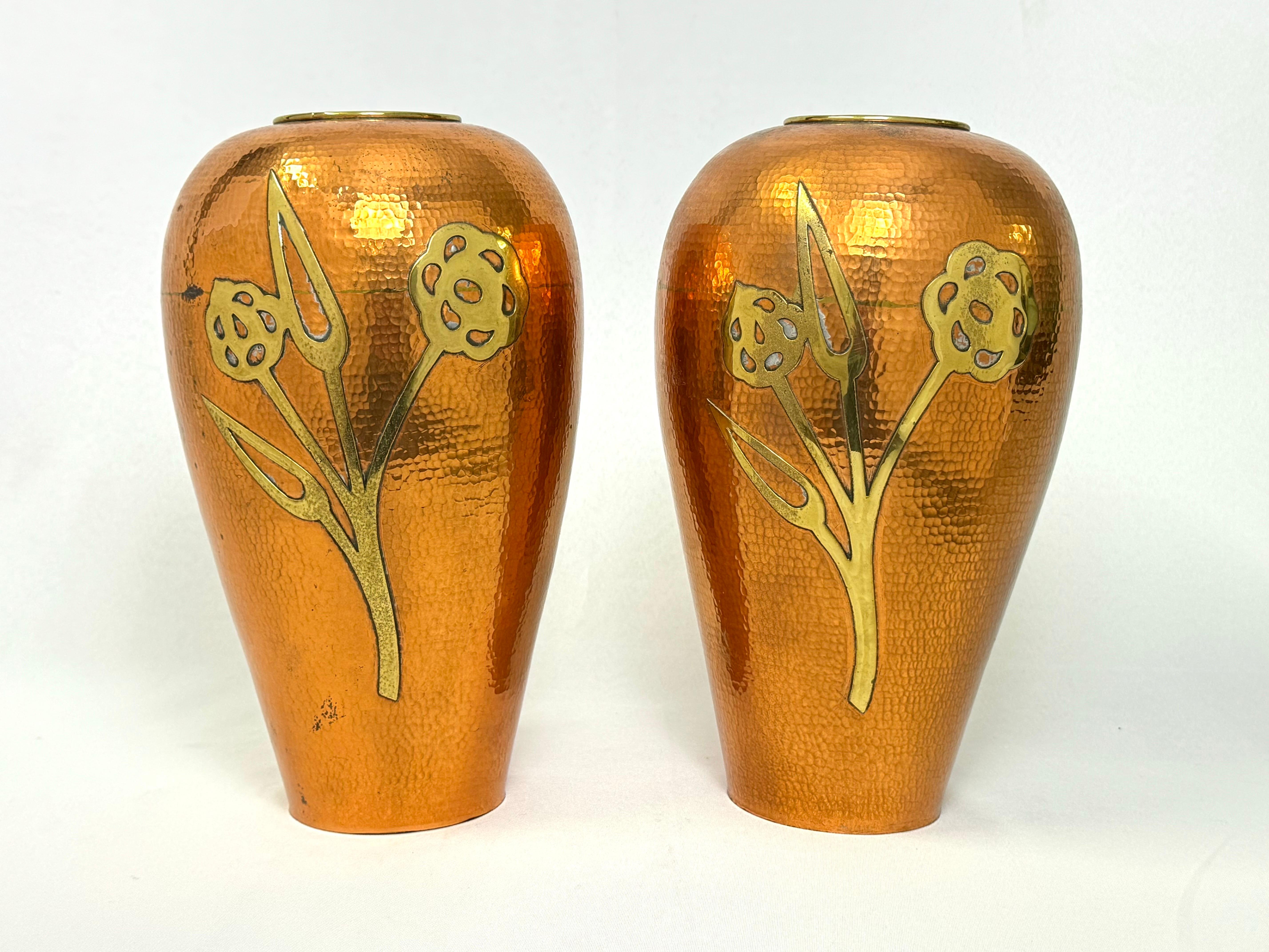 Pareja de Urnas o Bases de Lámpara de Cobre y Latón Martillados Artes y manualidades en venta