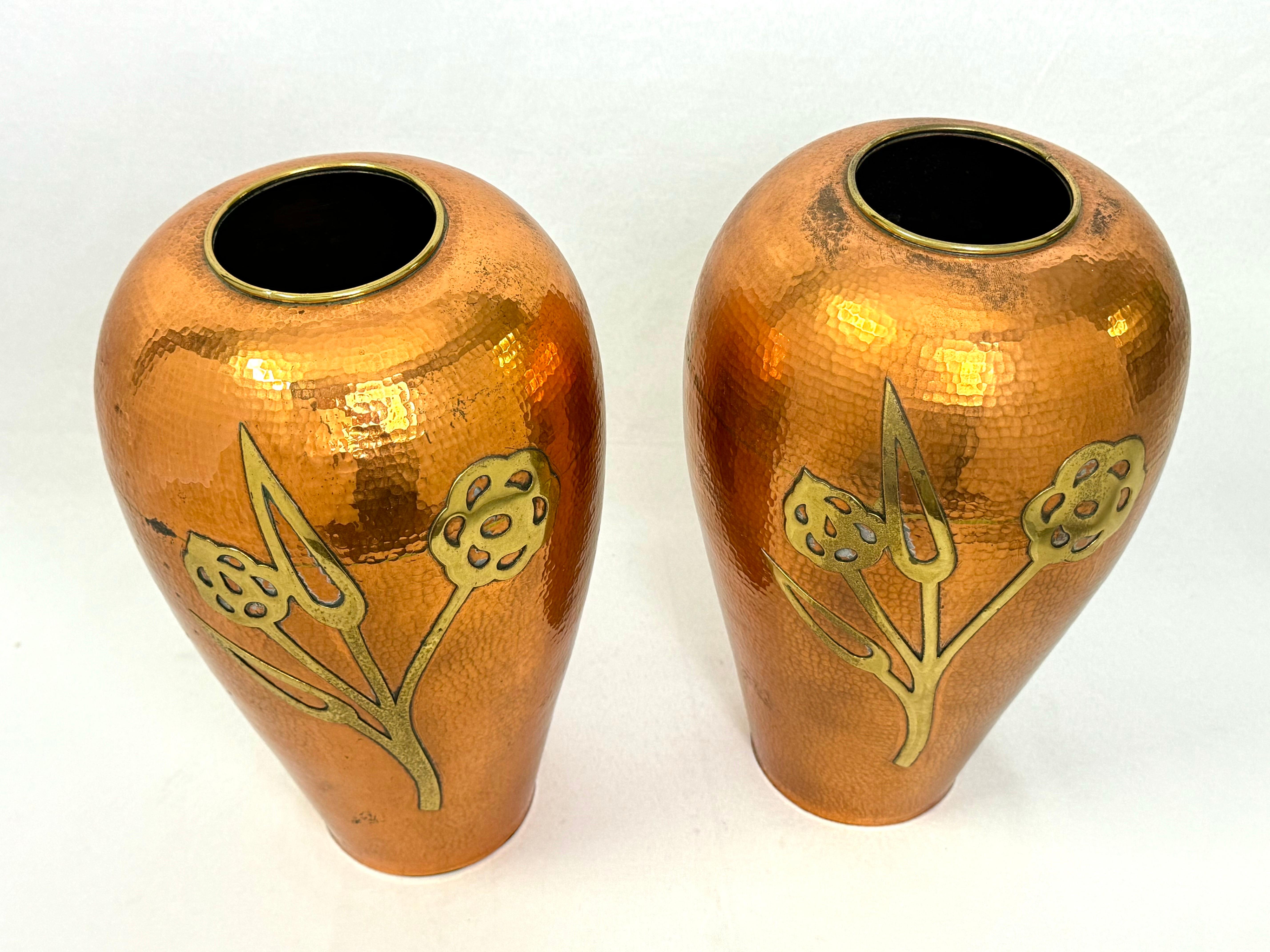 Pareja de Urnas o Bases de Lámpara de Cobre y Latón Martillados Desconocido en venta