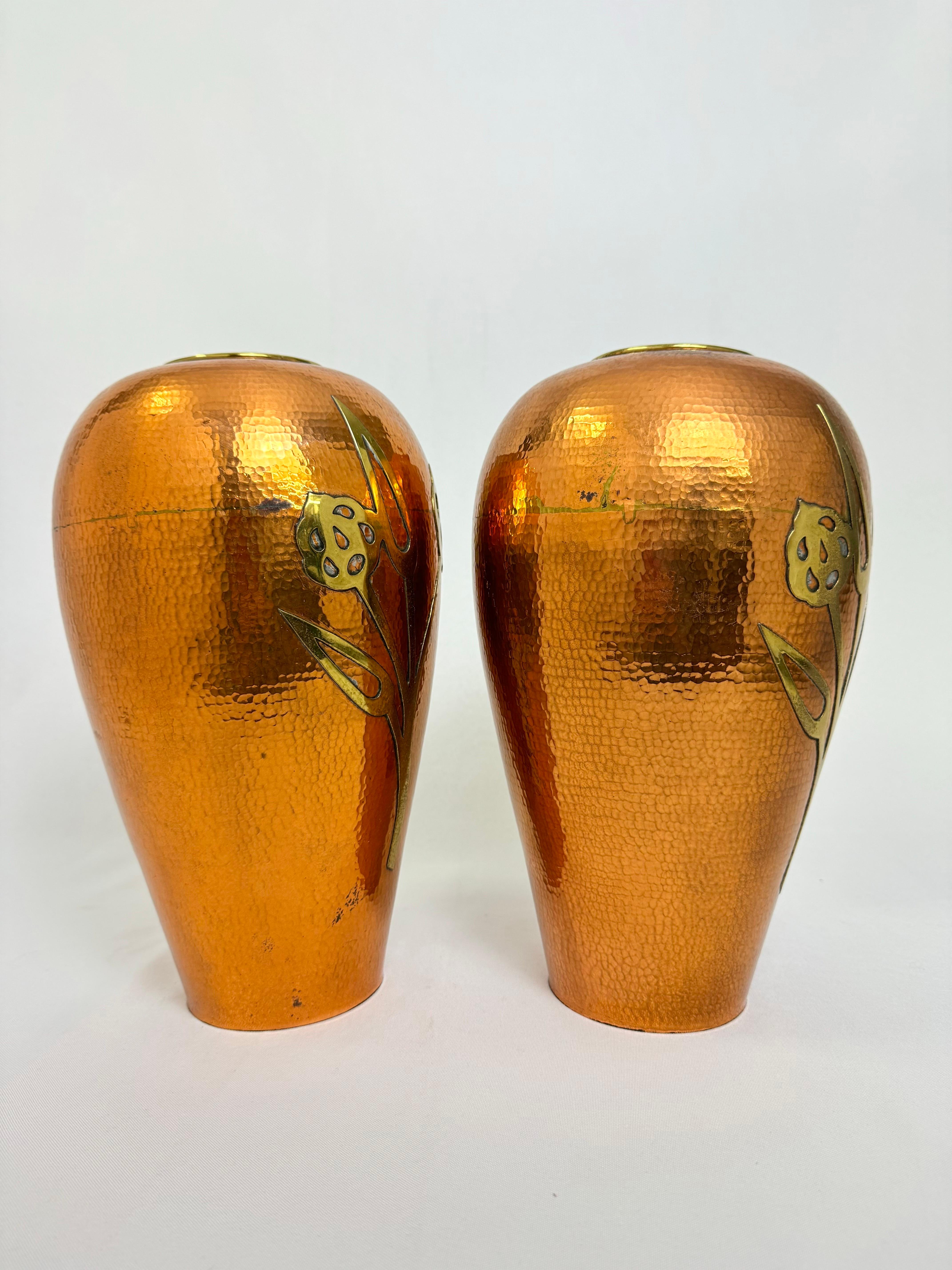 Pareja de Urnas o Bases de Lámpara de Cobre y Latón Martillados en venta 1