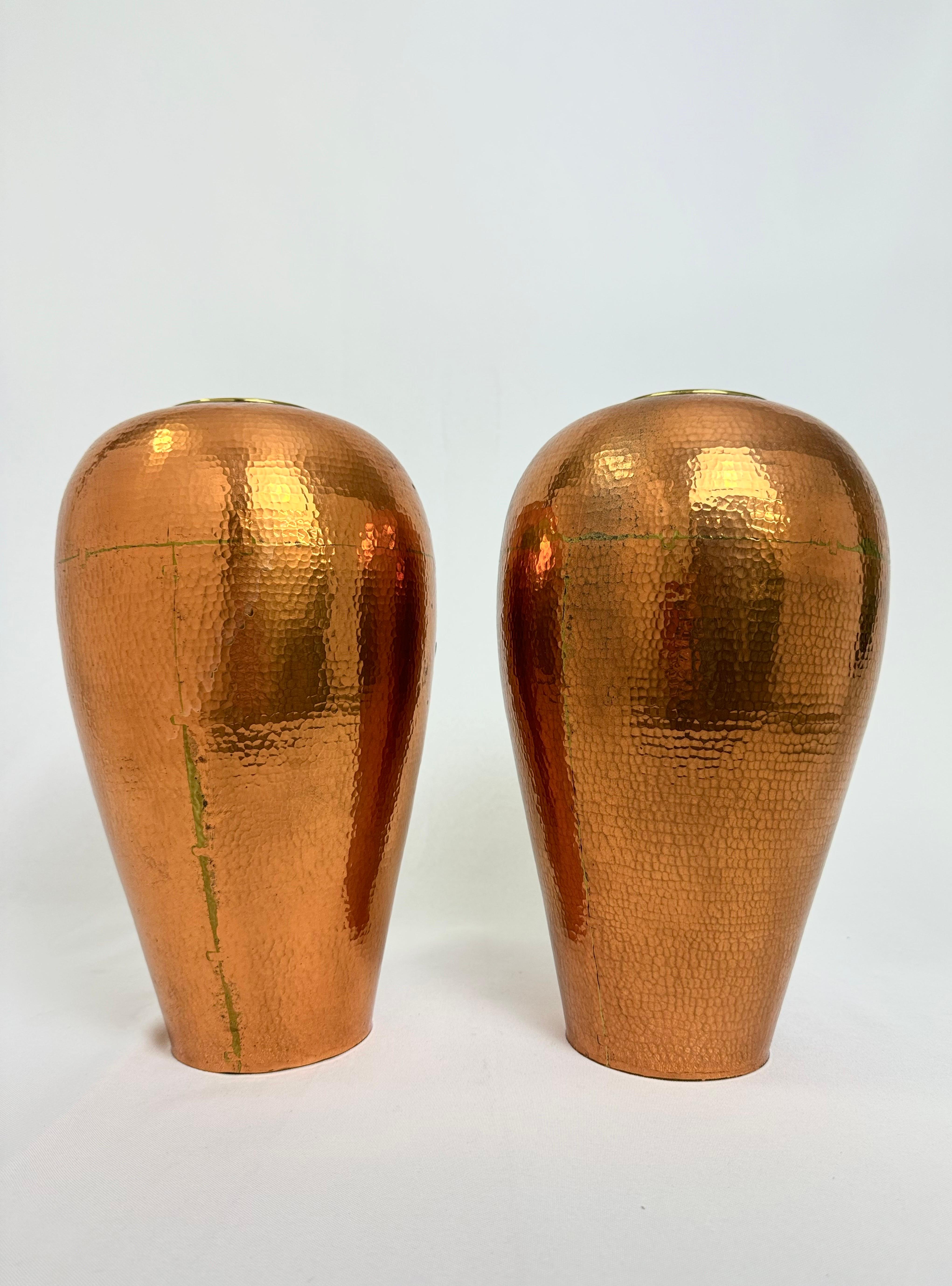 Pareja de Urnas o Bases de Lámpara de Cobre y Latón Martillados en venta 2