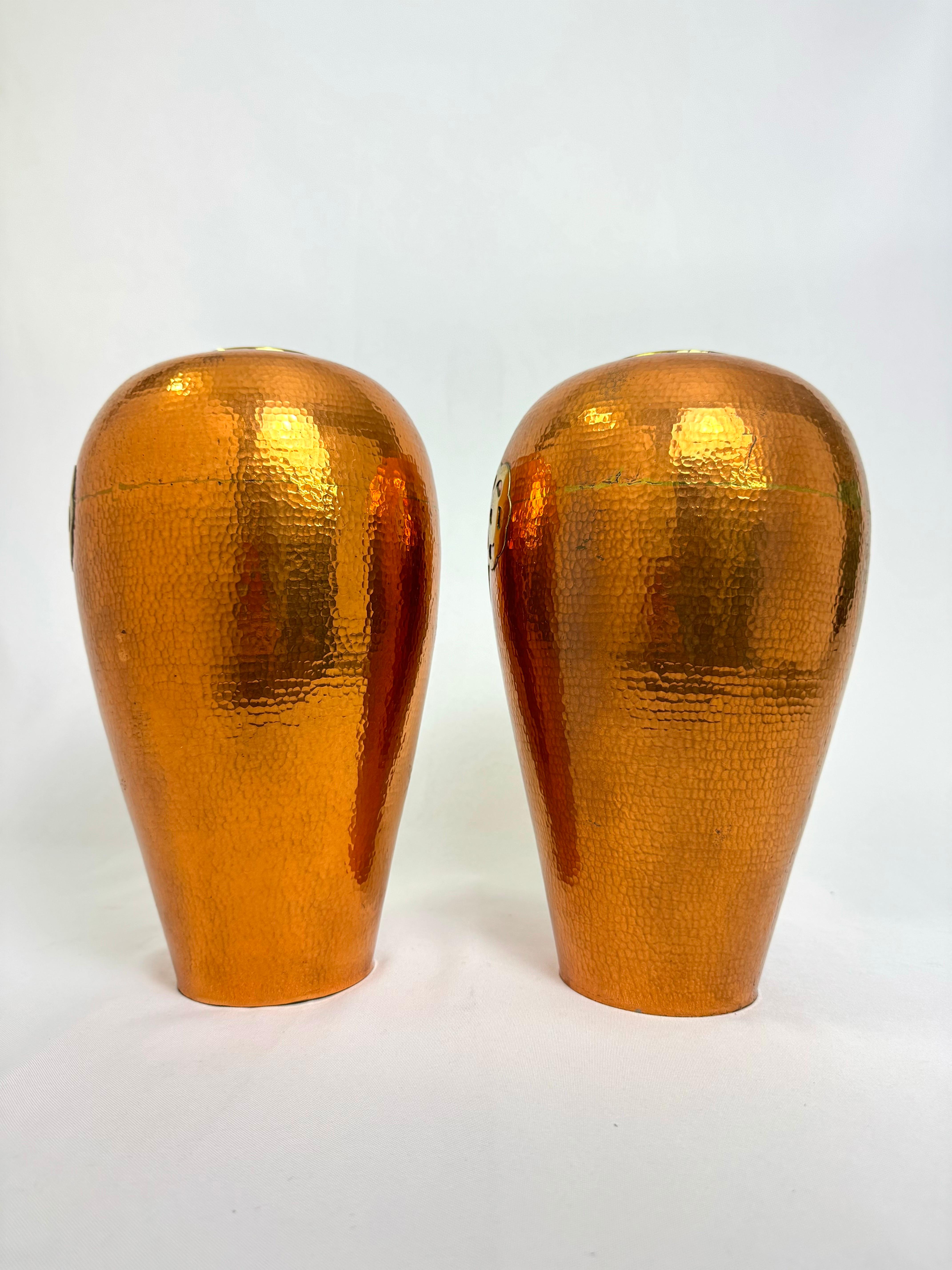 Pareja de Urnas o Bases de Lámpara de Cobre y Latón Martillados en venta 3
