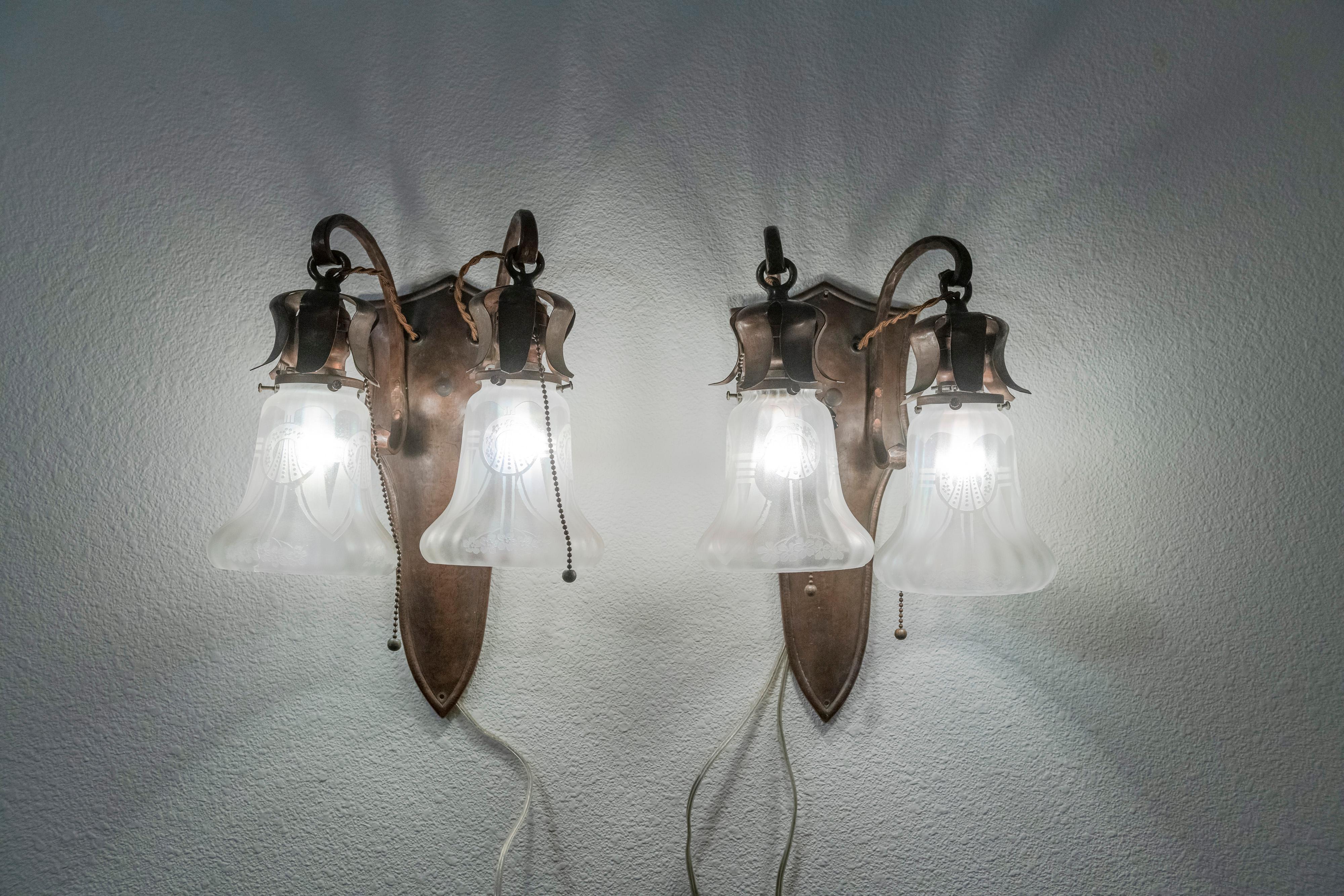 Pair of Hammered Copper Arts & Crafts Sconces w/ Original Etched Shades ca. 1910 In Good Condition In Petaluma, CA