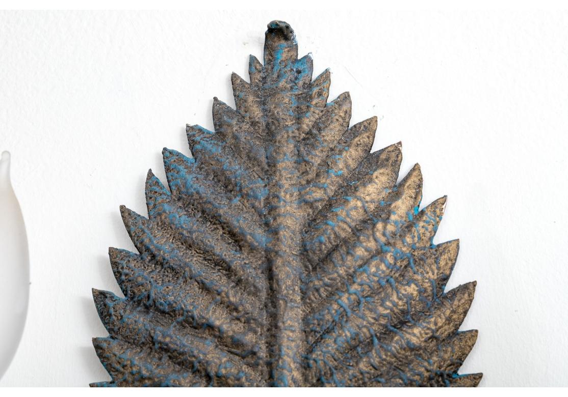 Paar von gehämmerten Kupfer Blatt Form Doppelwandleuchter im Angebot 1