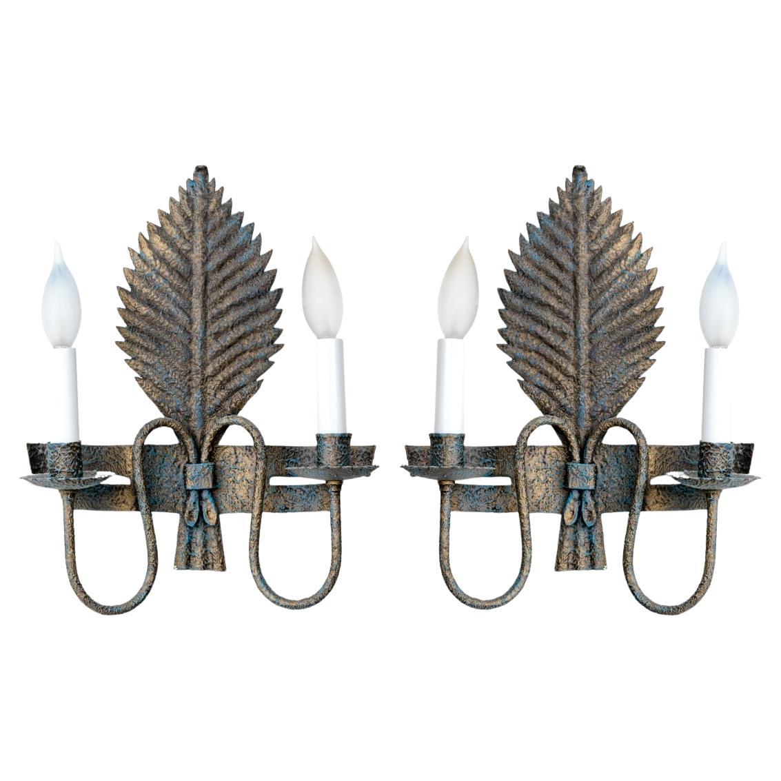 Paar von gehämmerten Kupfer Blatt Form Doppelwandleuchter im Angebot