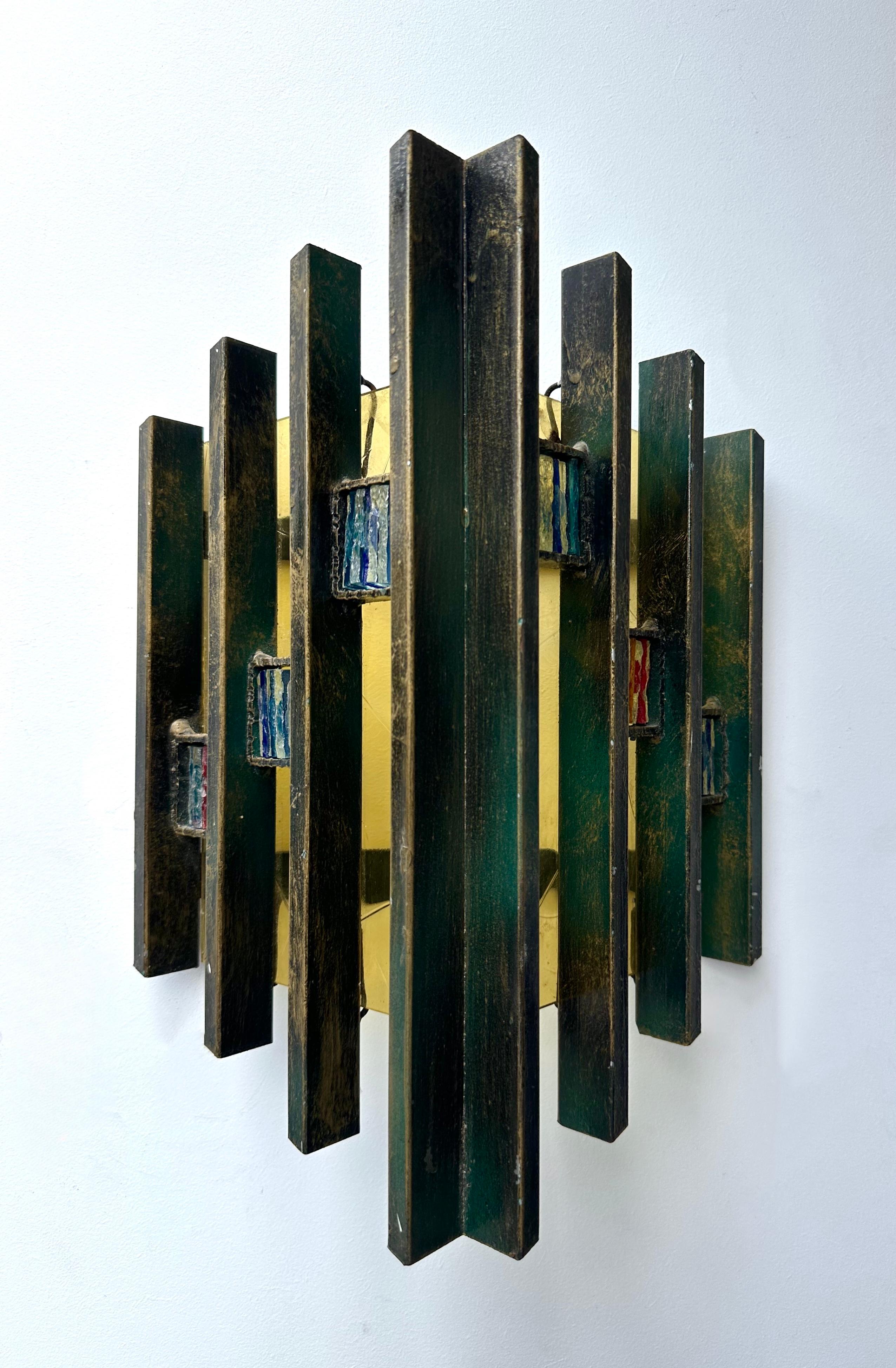 Paire d'appliques murales Mid-Century Modern éclairage appliques verre martelé, verre jaune et fer, dorure patine cuivre, par la manufacture de design italien Biancardi Jordan Arte à Vérone dans un style Brutaliste, le concurrent de Longobard et