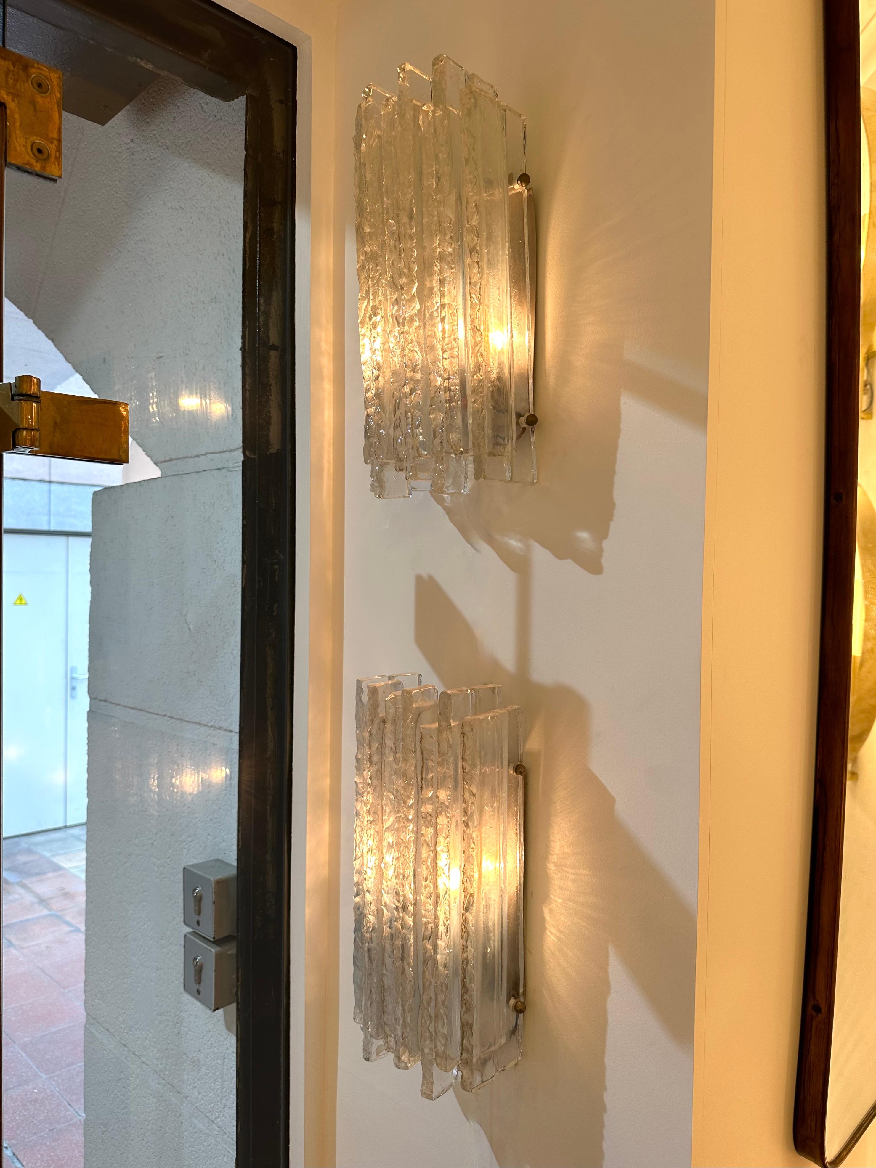 Pair of Hammered Glass Ice Sconces by Poliarte, Italy, 1970s In Good Condition For Sale In SAINT-OUEN, FR