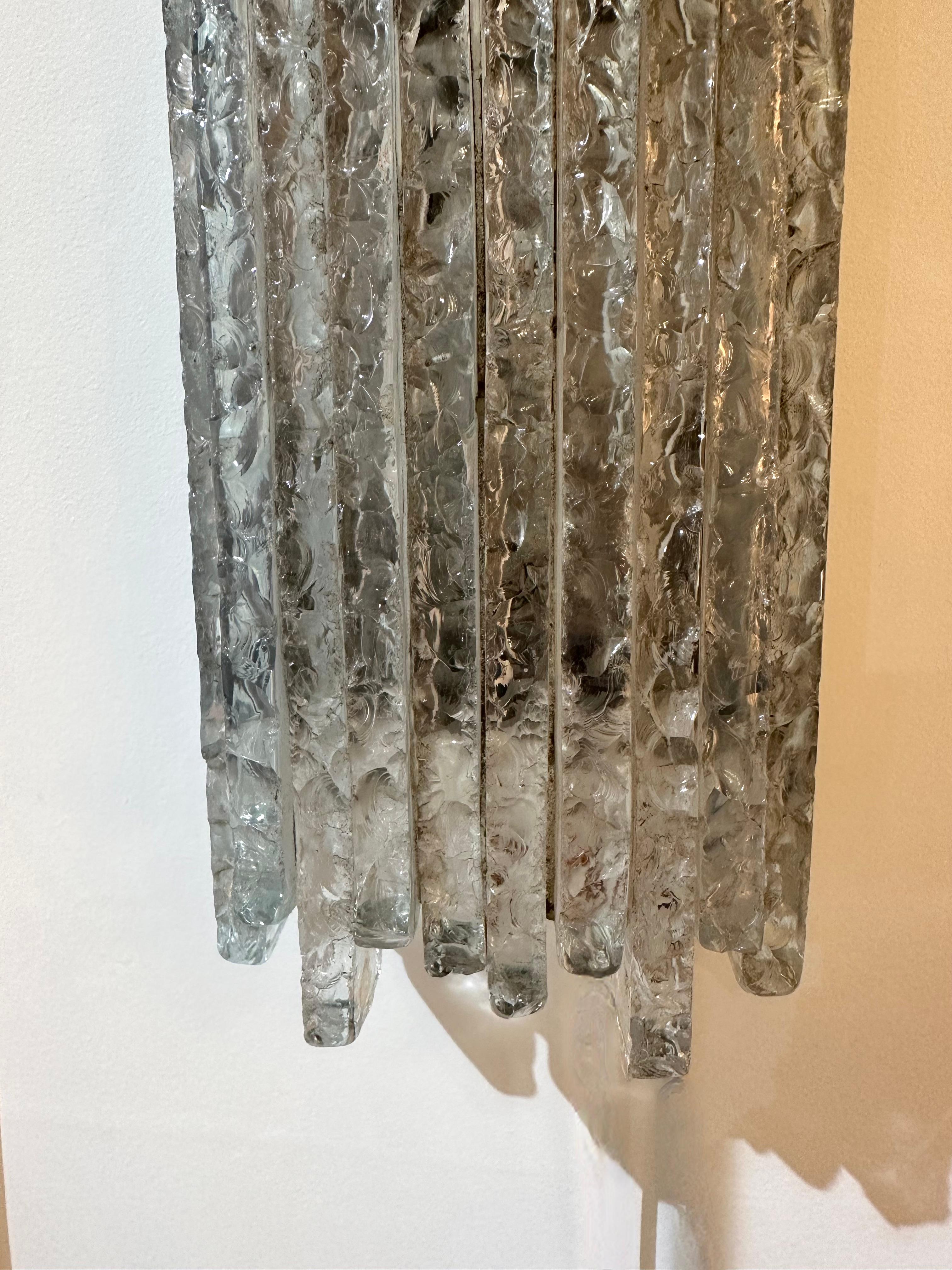 Paar Eis-Wandleuchter aus gehämmertem Glas von Poliarte, Italien, 1970er Jahre (Metall) im Angebot
