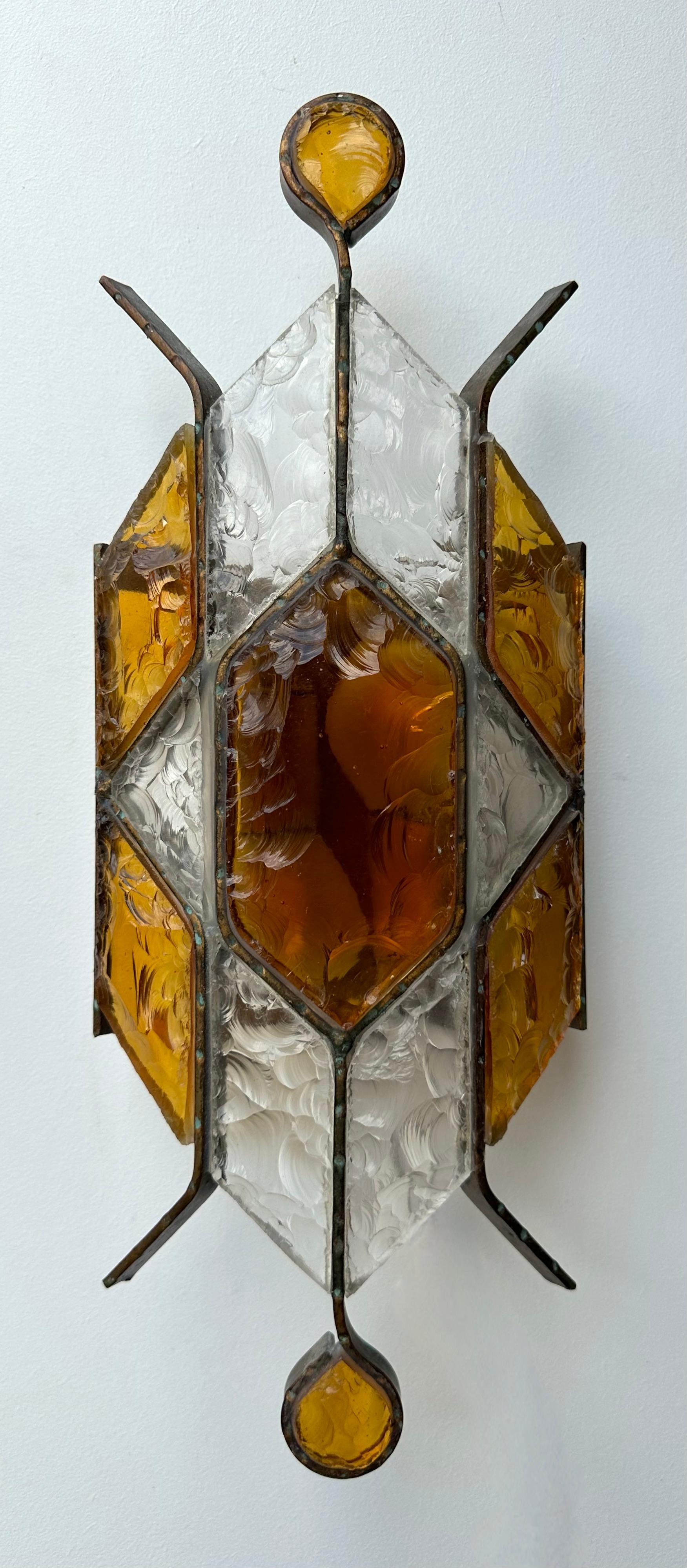 Pair of Mid-Century Modern wall lamp light sconces amber, red and clear hammered glass and wrought iron, gilding gold copper patina, by the manufacture Longobard in Verona in a Brutalist style, the concurrent of Biancardi Jordan Arte and Poliarte