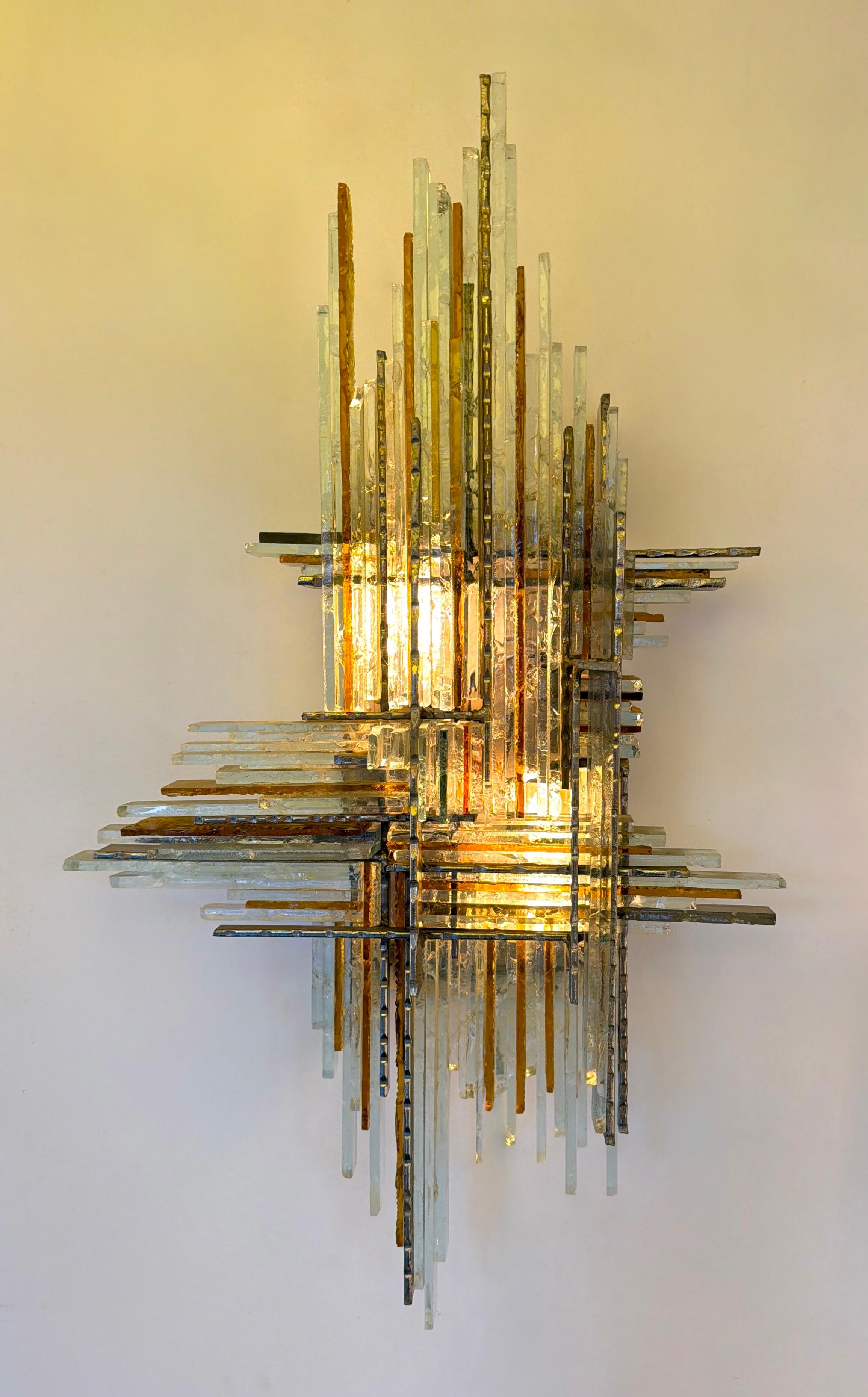 Rare Paire d'appliques murales Mid-Century Modern éclairage appliques verre martelé, ambre jaune, verre clair et fer forgé, argent doré patine, par la manufacture de design italien Poliarte à Vérone dans un style Brutaliste, le concurrent de