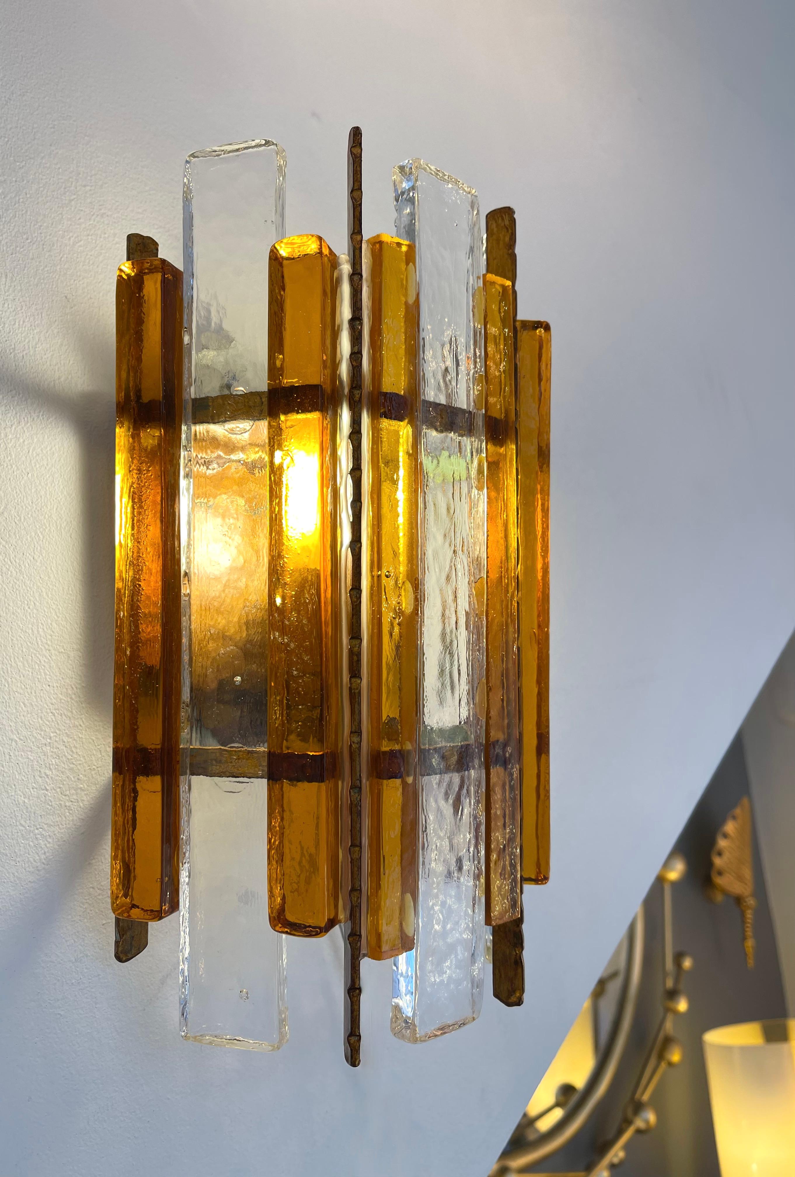 Mid-Century Modern pair of wall lamps lights sconces hammered glass and wrought iron, gilding gold copper patina, by the manufacture Longobard in Verona in a Brutalist style, the concurrent of Biancardi Jordan Arte and Poliarte during the 1970s.