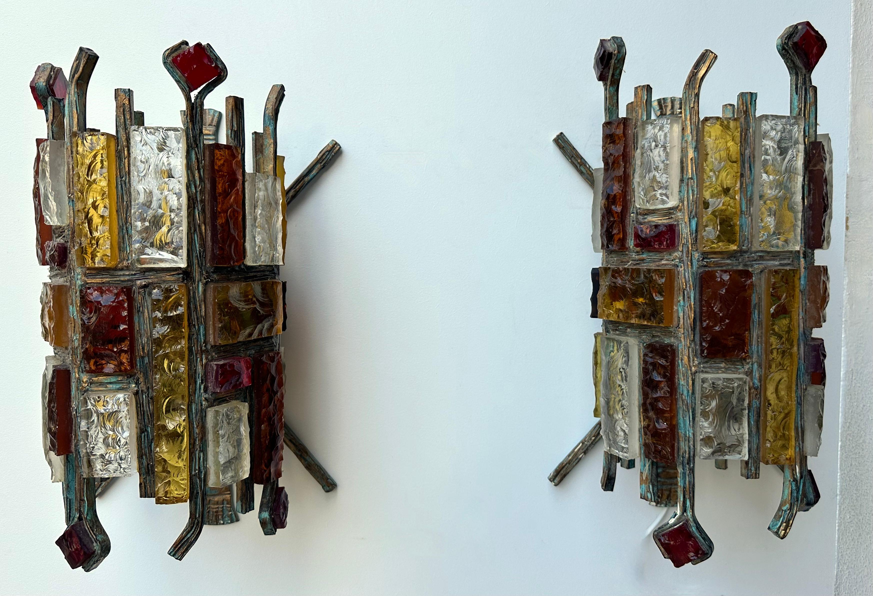 Pair of Mid-Century Modern wall lamps lights lightning sconces amber, red and clear hammered glass and wrought iron, gilding gold copper patina, by the manufacture Longobard in Verona in a Brutalist style, the concurrent of Biancardi Jordan Arte and