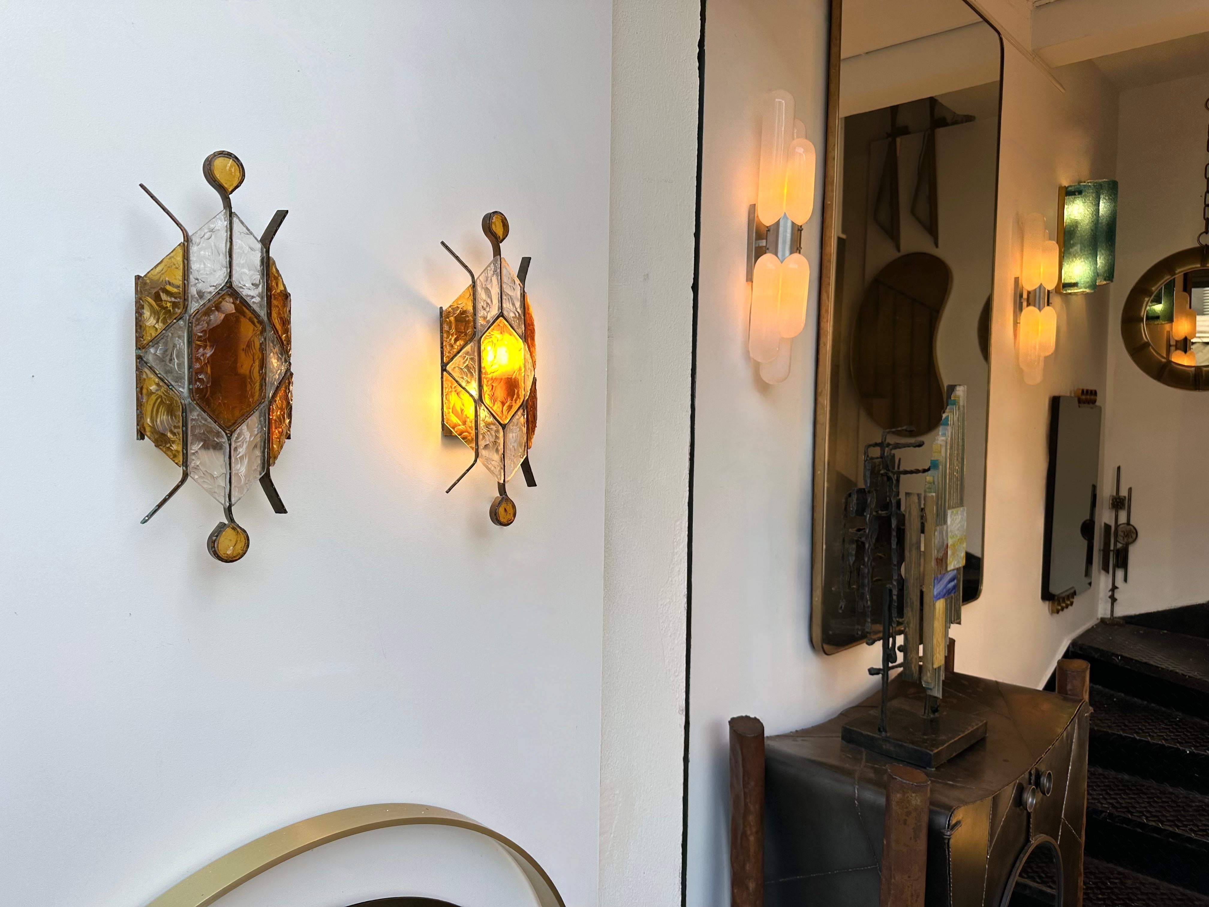 Pair of Mid-Century Modern wall lamp light sconces amber and clear hammered glass and wrought iron, gilding gold copper patina, by the manufacture Longobard in Verona in a Brutalist style, the concurrent of Biancardi Jordan Arte and Poliarte during