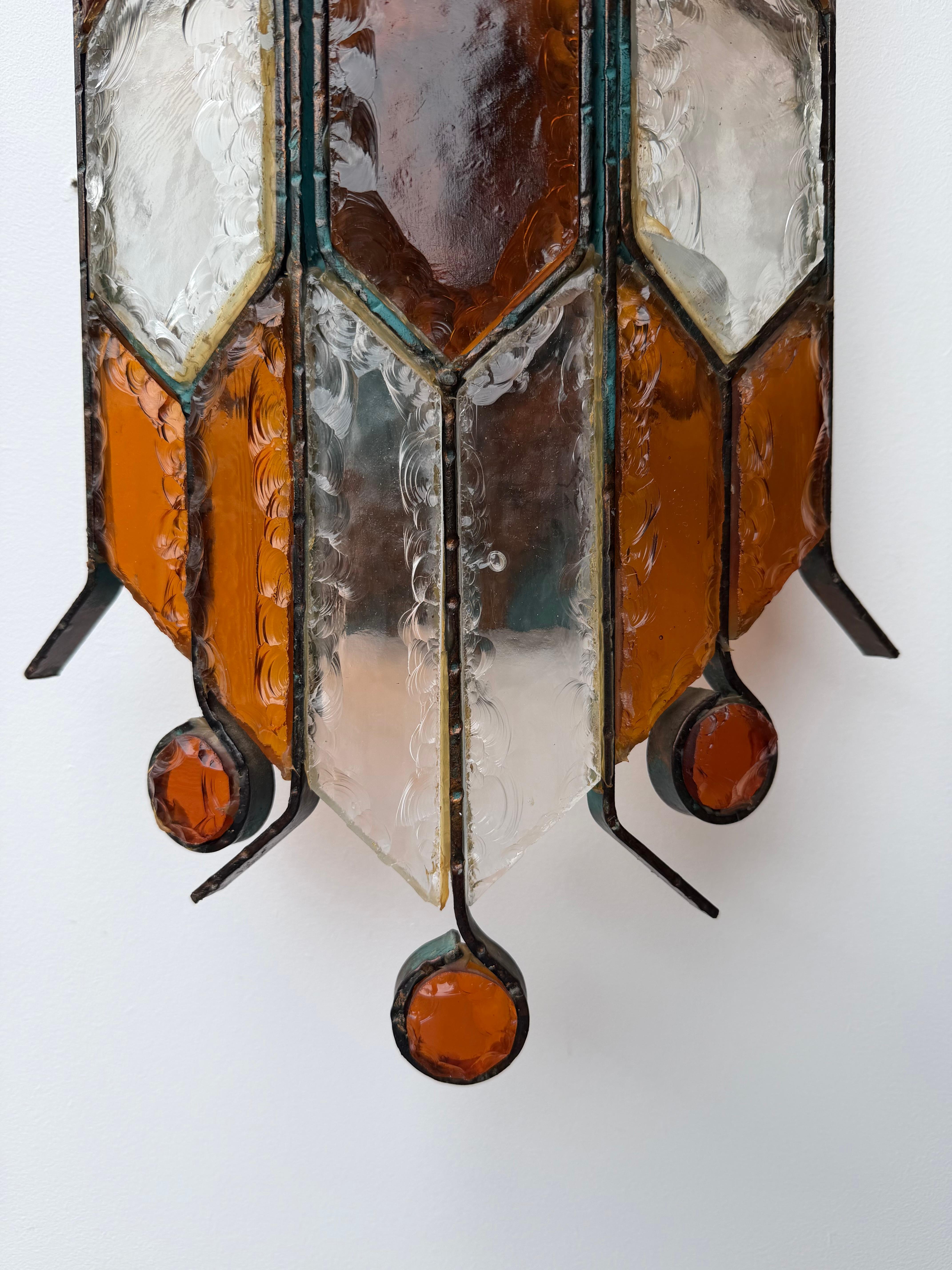 Pareja de apliques de pared de la Modernidad de Mediados de Siglo, modelo Pagode, de vidrio martillado ámbar y transparente y hierro forjado, con pátina de cobre dorado, de la manufactura Longobard de Verona, de estilo Brutalista, concurrente de