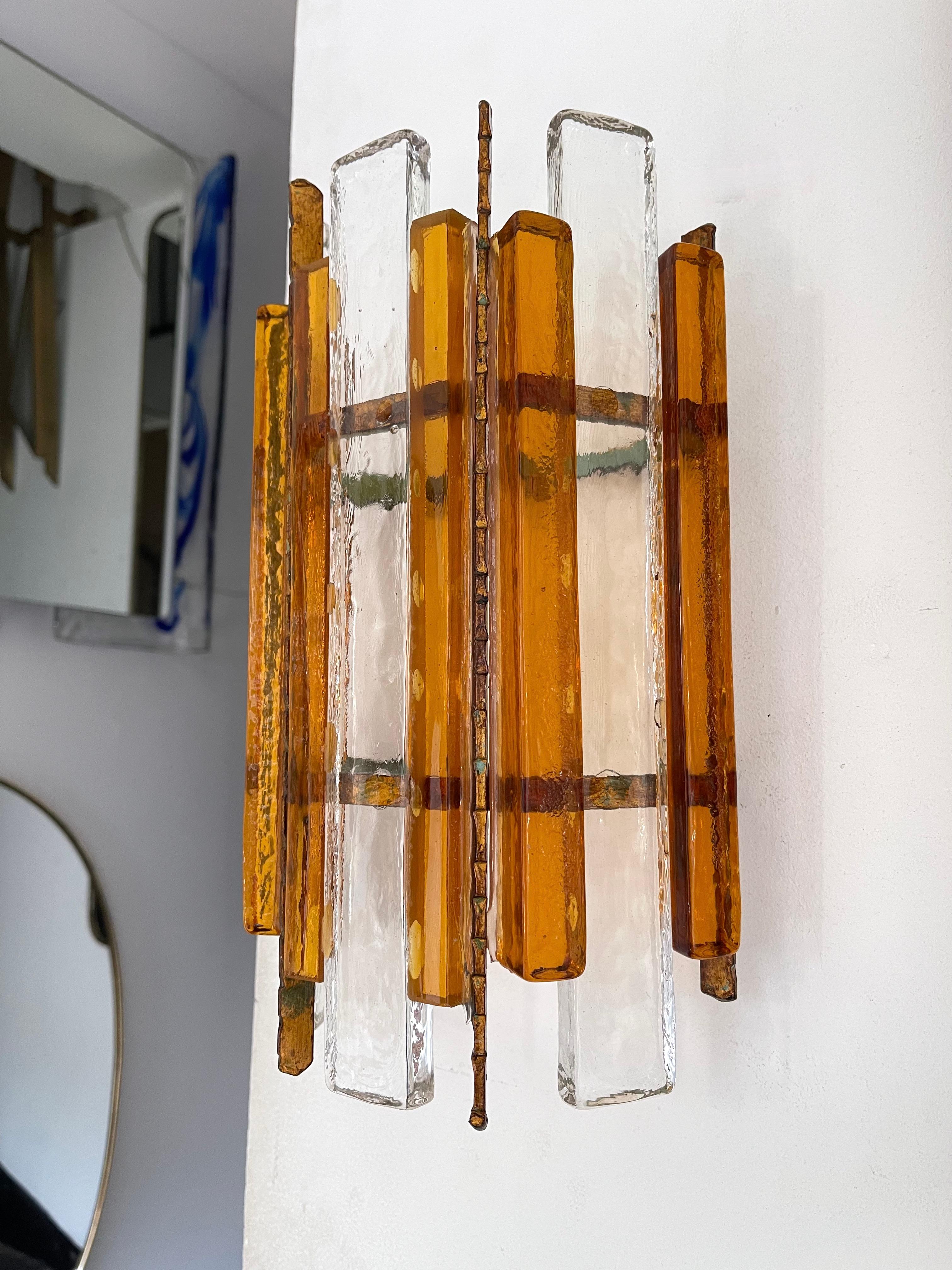 Paar schmiedeeiserne Wandleuchter aus gehämmertem Glas von Longobard, Italien, 1970er Jahre (Italienisch) im Angebot