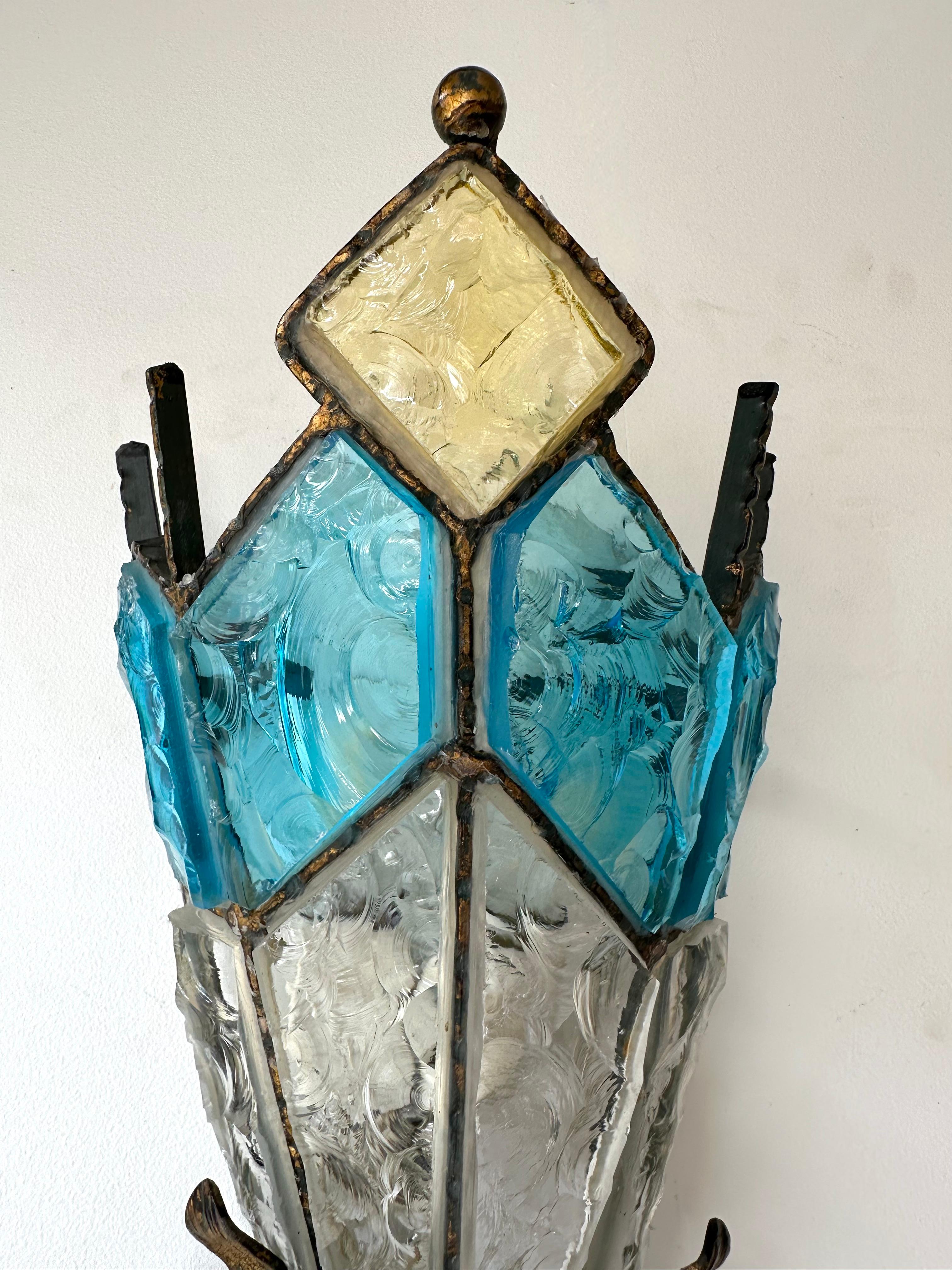 Paar schmiedeeiserne Wandleuchter aus gehämmertem Glas von Longobard, Italien, 1970er Jahre (Italienisch) im Angebot