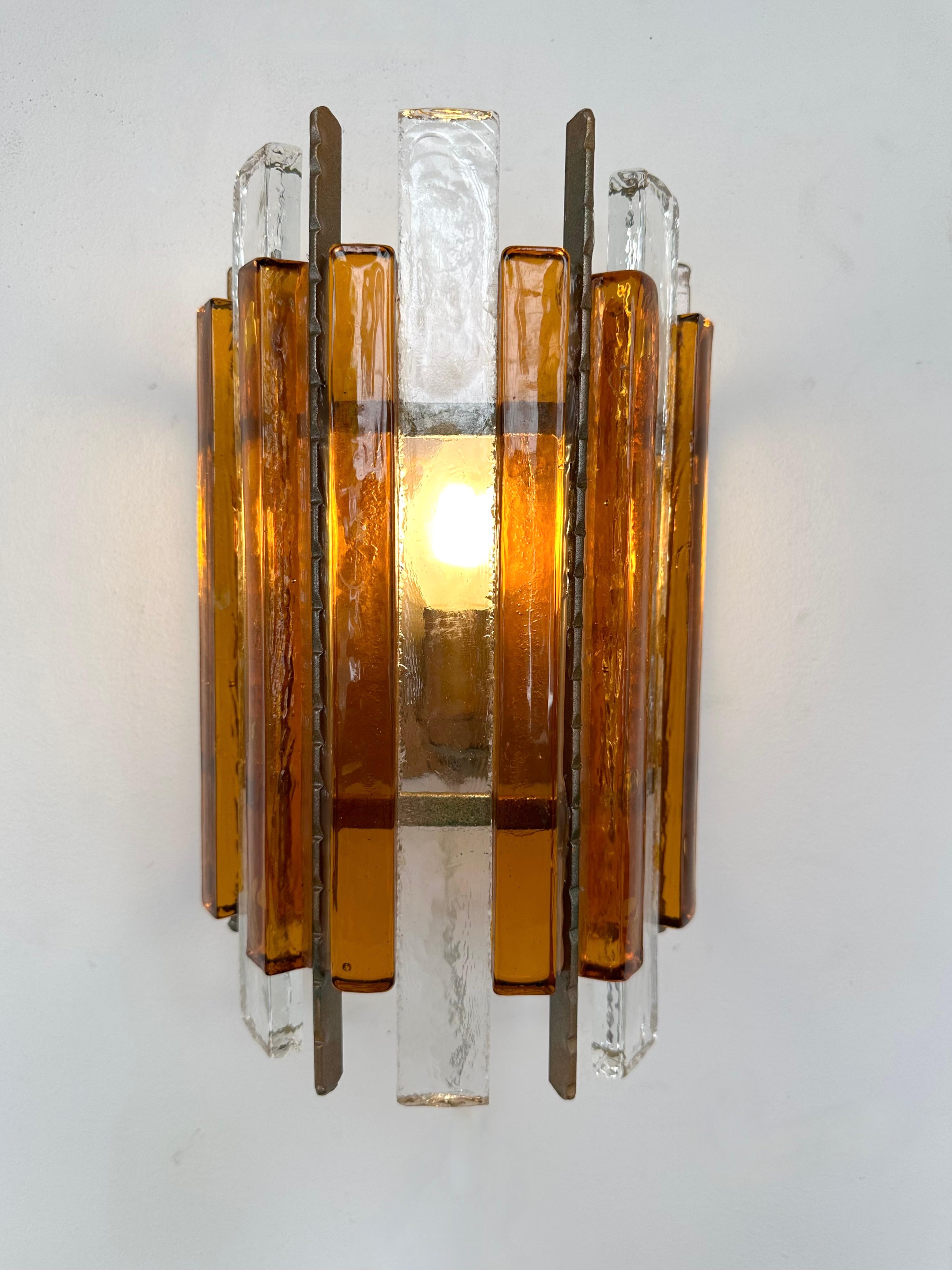 Gilt Pair of Hammered Glass Wrought Iron Sconces by Longobard, Italy, 1970s For Sale
