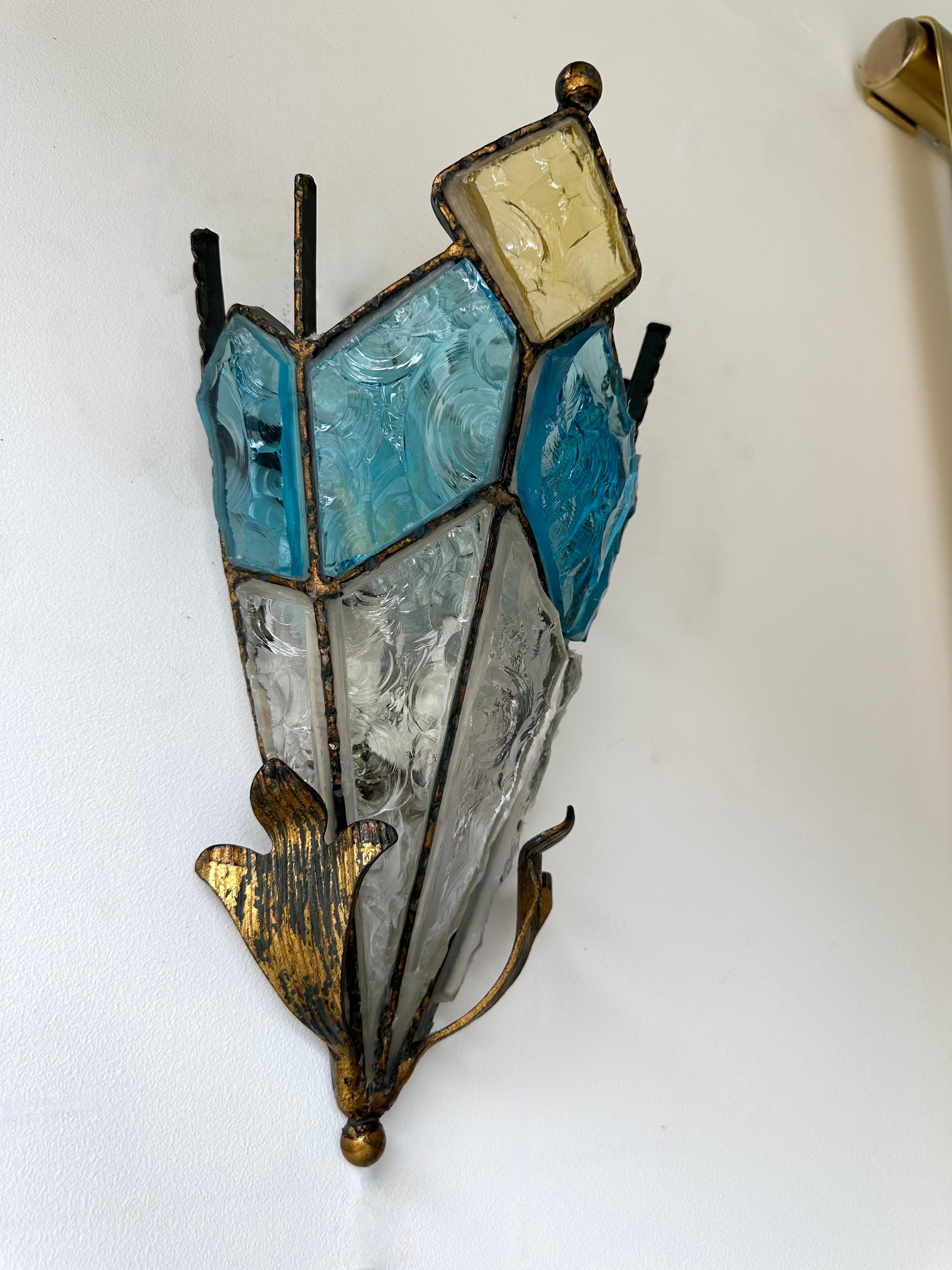 Paar schmiedeeiserne Wandleuchter aus gehämmertem Glas von Longobard, Italien, 1970er Jahre (Gehämmert) im Angebot