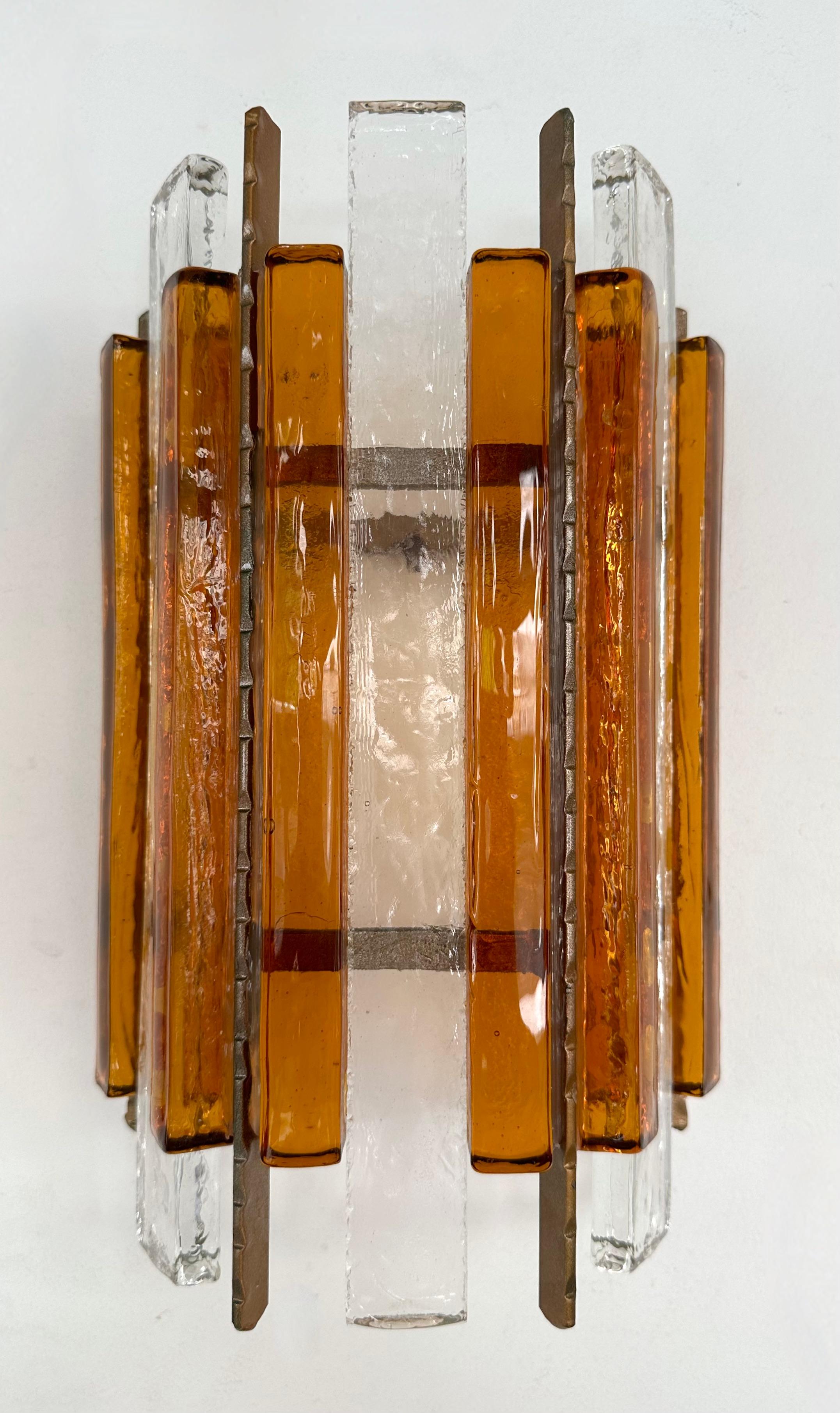 Paar schmiedeeiserne Wandleuchter aus gehämmertem Glas von Longobard, Italien, 1970er Jahre im Zustand „Gut“ im Angebot in SAINT-OUEN, FR
