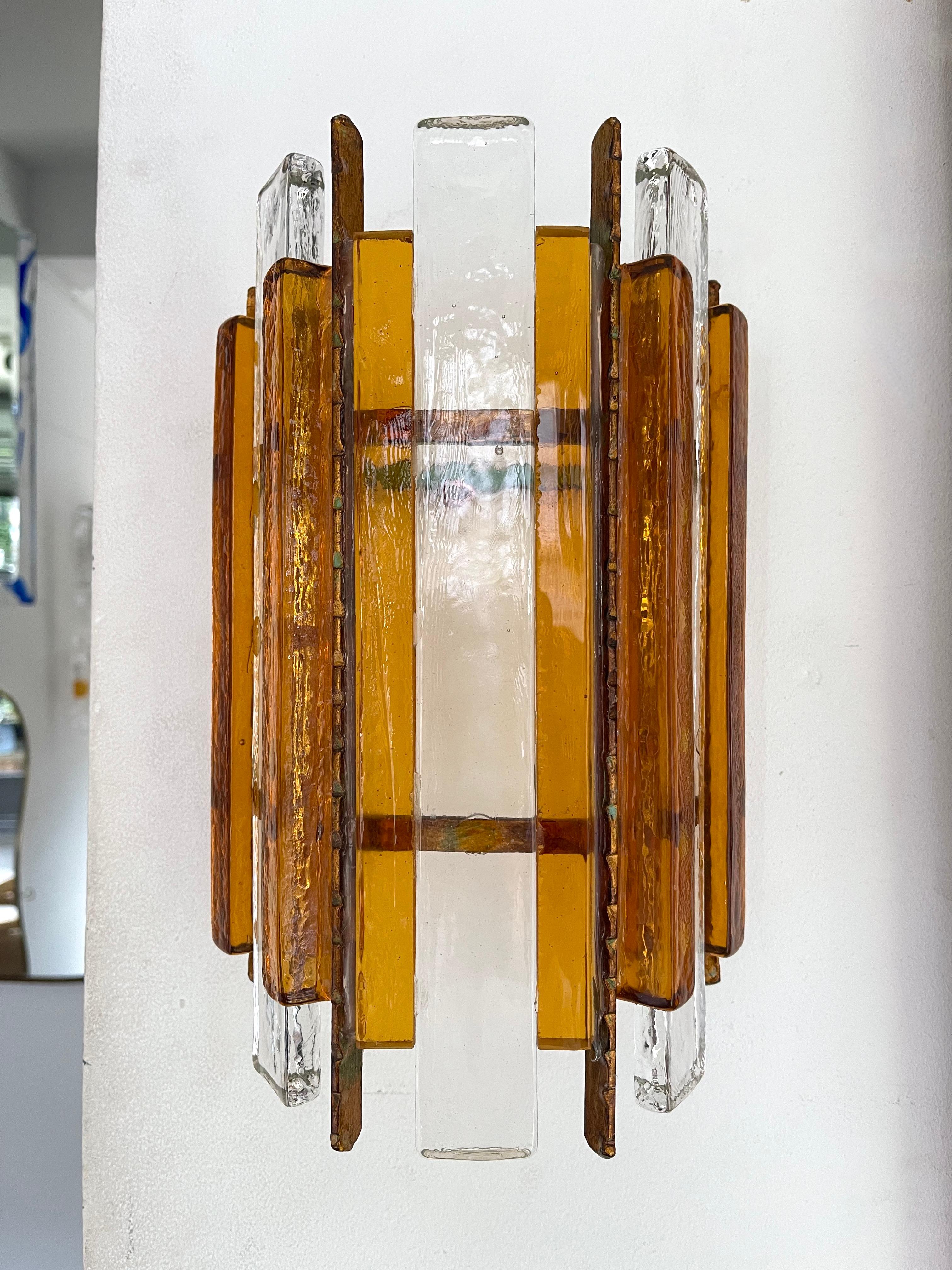 Paar schmiedeeiserne Wandleuchter aus gehämmertem Glas von Longobard, Italien, 1970er Jahre (Ende des 20. Jahrhunderts) im Angebot