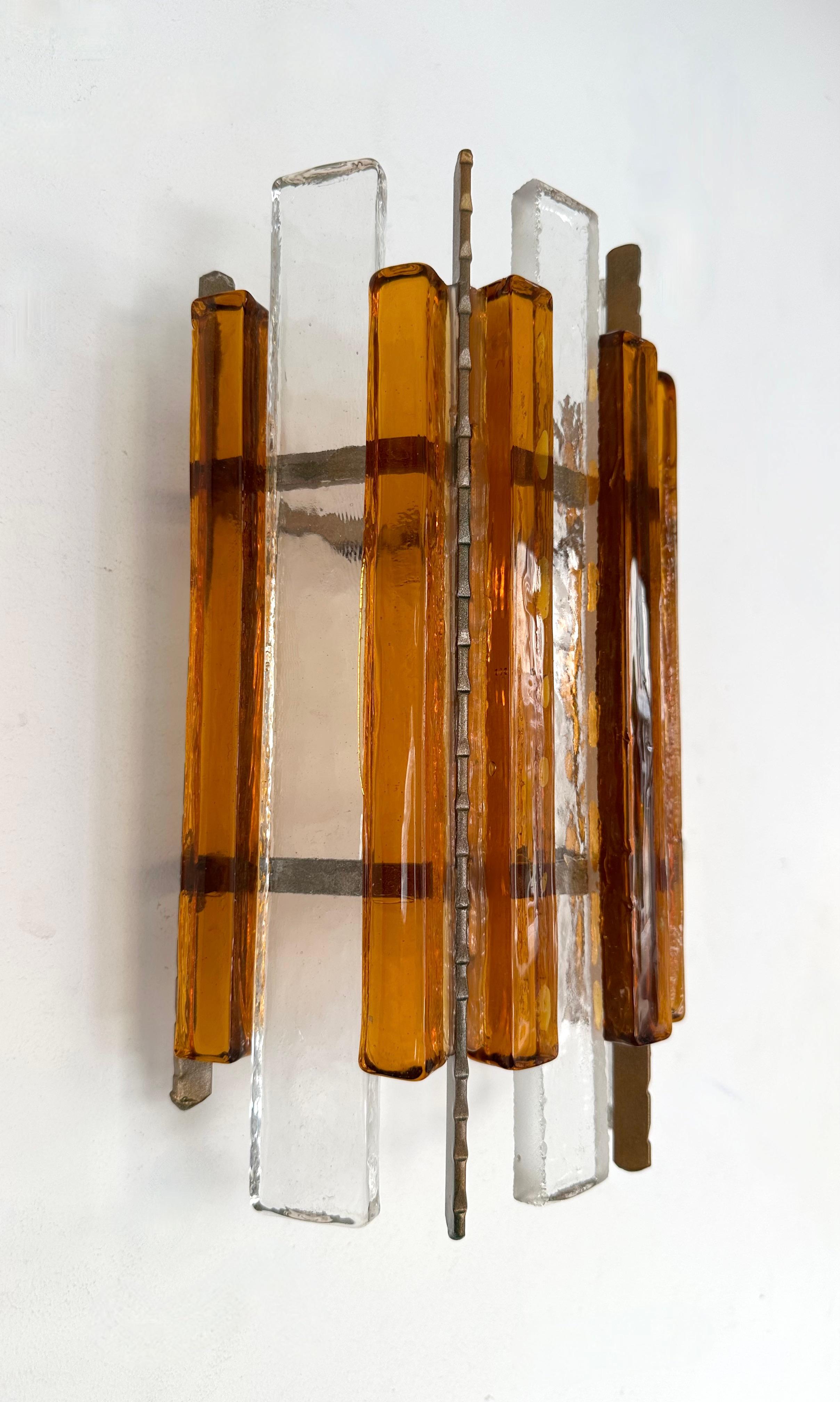 Paar schmiedeeiserne Wandleuchter aus gehämmertem Glas von Longobard, Italien, 1970er Jahre (Ende des 20. Jahrhunderts) im Angebot