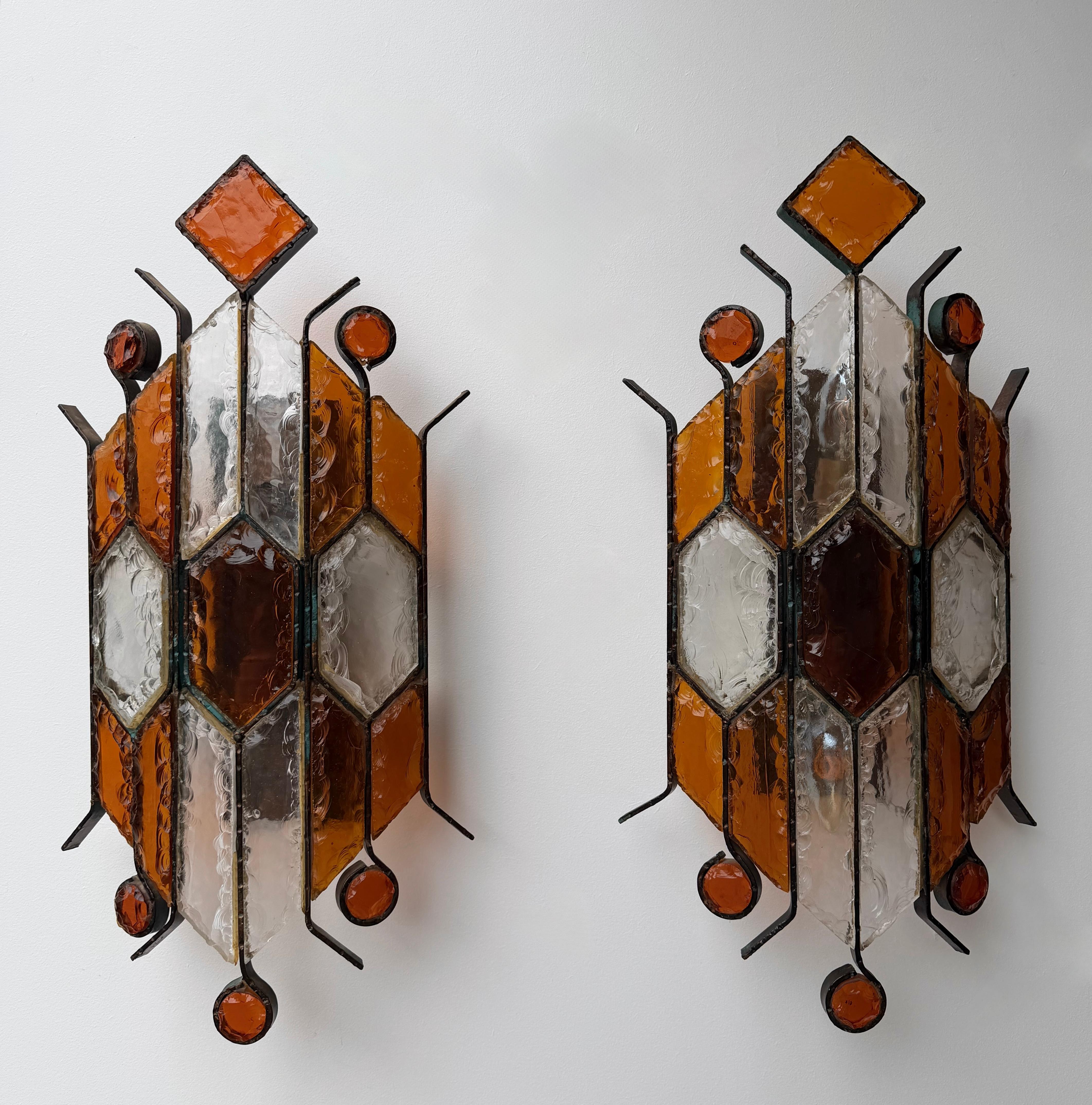 Pareja de candelabros de hierro forjado con vidrio martillado de Longobard, Italia, años 70 finales del siglo XX en venta