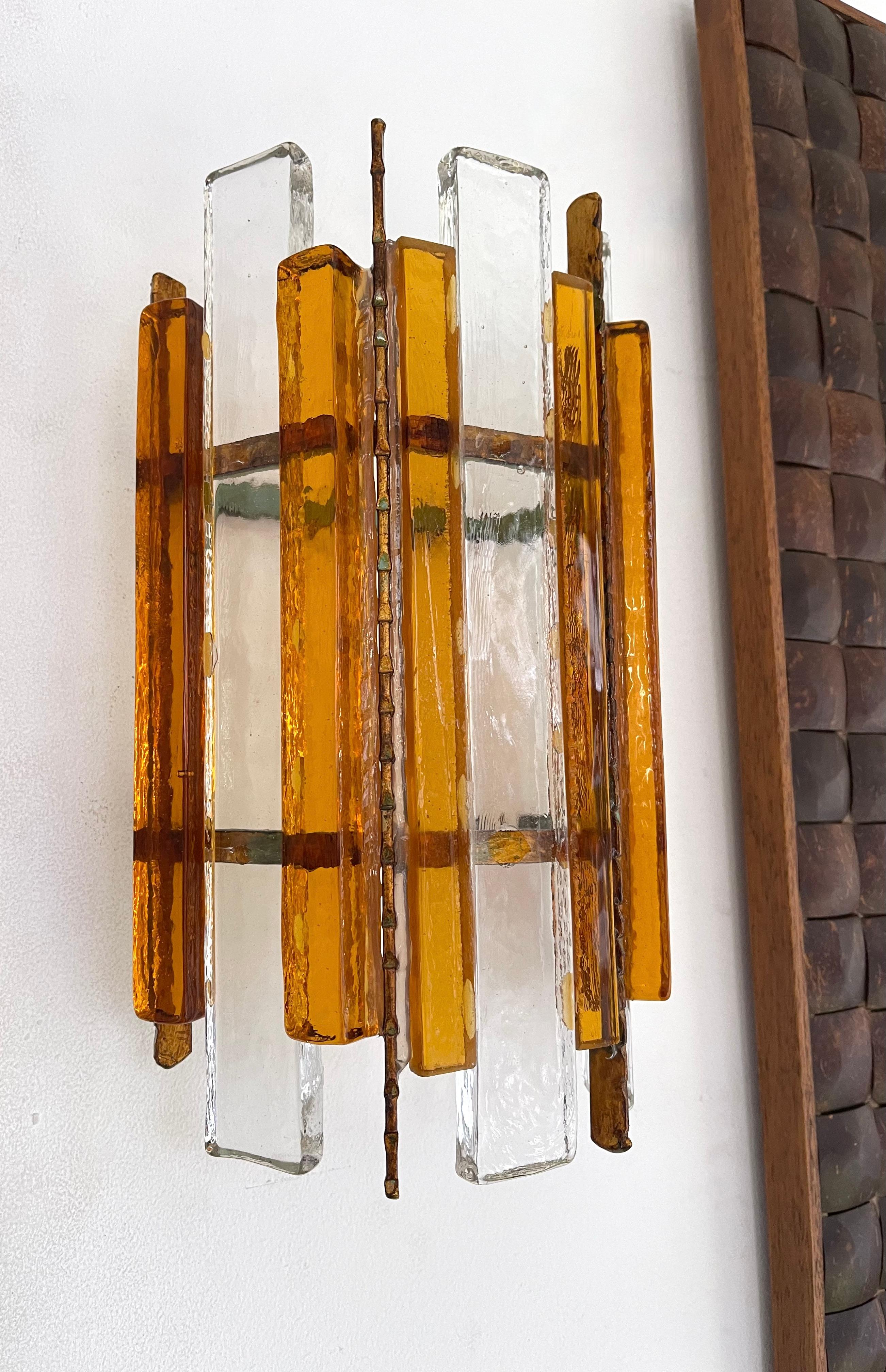 Paar schmiedeeiserne Wandleuchter aus gehämmertem Glas von Longobard, Italien, 1970er Jahre im Angebot 1